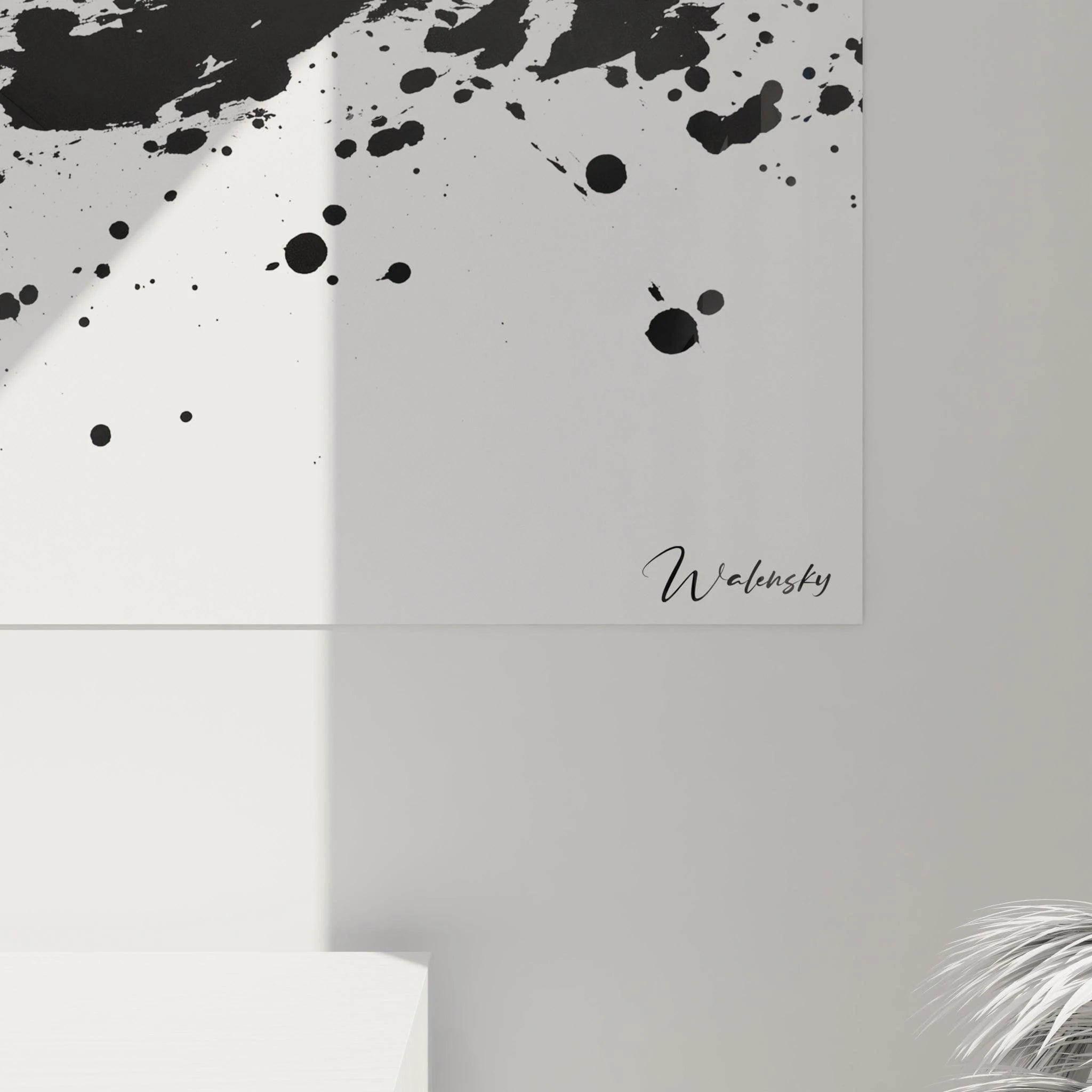 Tableau tacheté noir et blanc de Walensky avec des éclaboussures dynamiques sur fond clair