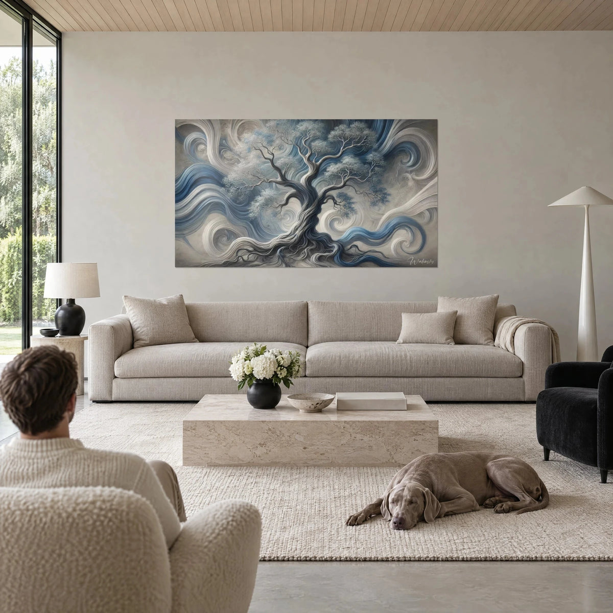 Gemälde uralte Eiche mit silbernen Ästen in stahlblauen und perlgrauen Wirbeln, über einem Sofa in einem hellen Wohnzimmer