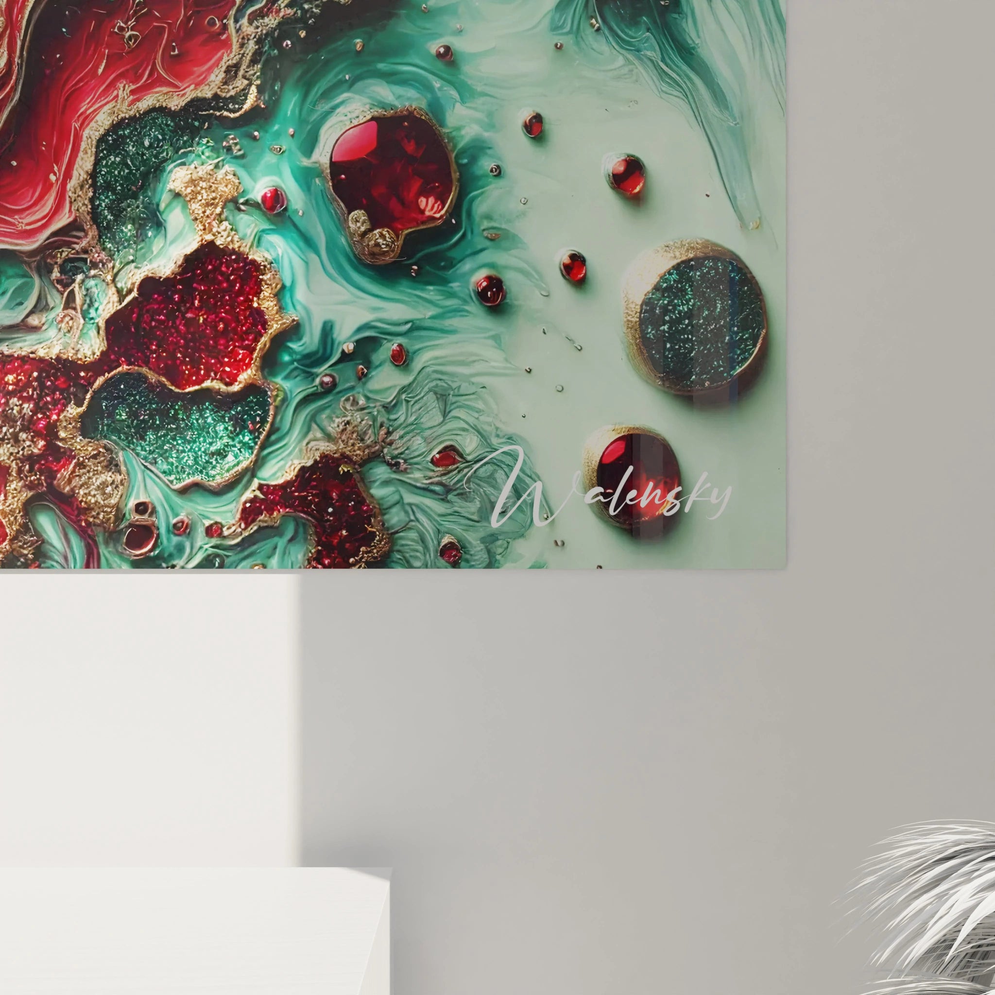 Gros plan du tableau style epoxy, avec des éclats dorés qui illuminent les veines rouges et vertes, créant un mouvement fluide et organique qui capte l’attention et intrigue l’observateur.