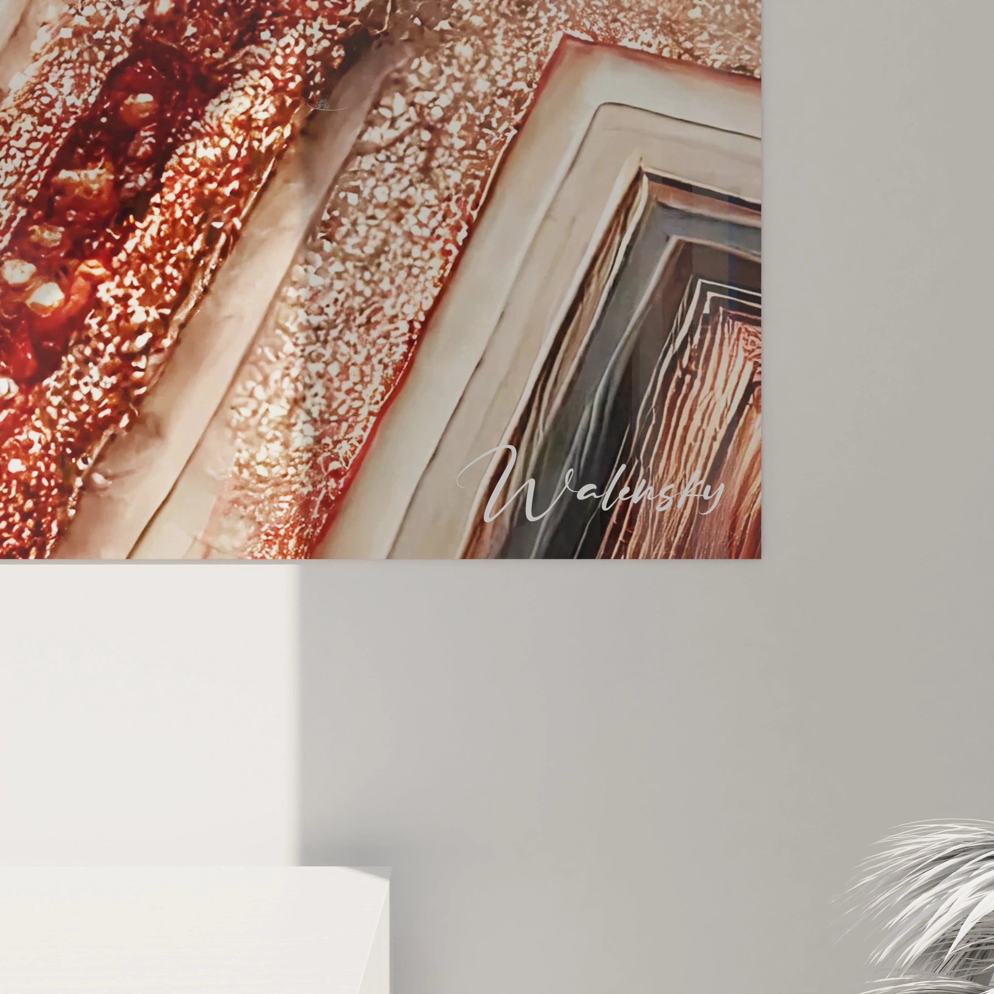 Vue de près, le tableau style epoxy dévoile des détails texturés et une brillance dorée sur un fond de gris et de blanc. Chaque ligne, chaque courbe fait écho à une force naturelle et élégante.