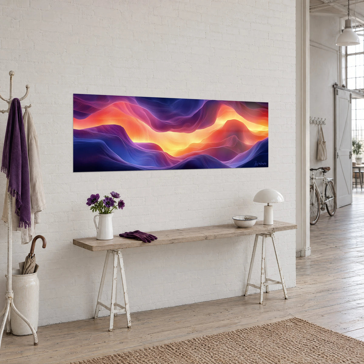 Gemälde eines Canyons mit seidigen Wellen, orangefarbene Flammen und indigofarbene Schatten, an einer weißen Ziegelwand des Lofts