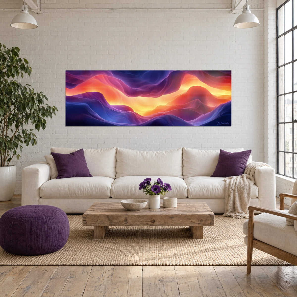 Gemälde mit goldenen und violetten Lichtwellen, abstrakte orangefarbene und nachtblaue Dünen, über einem Sofa in einem hellen Wohnzimmer