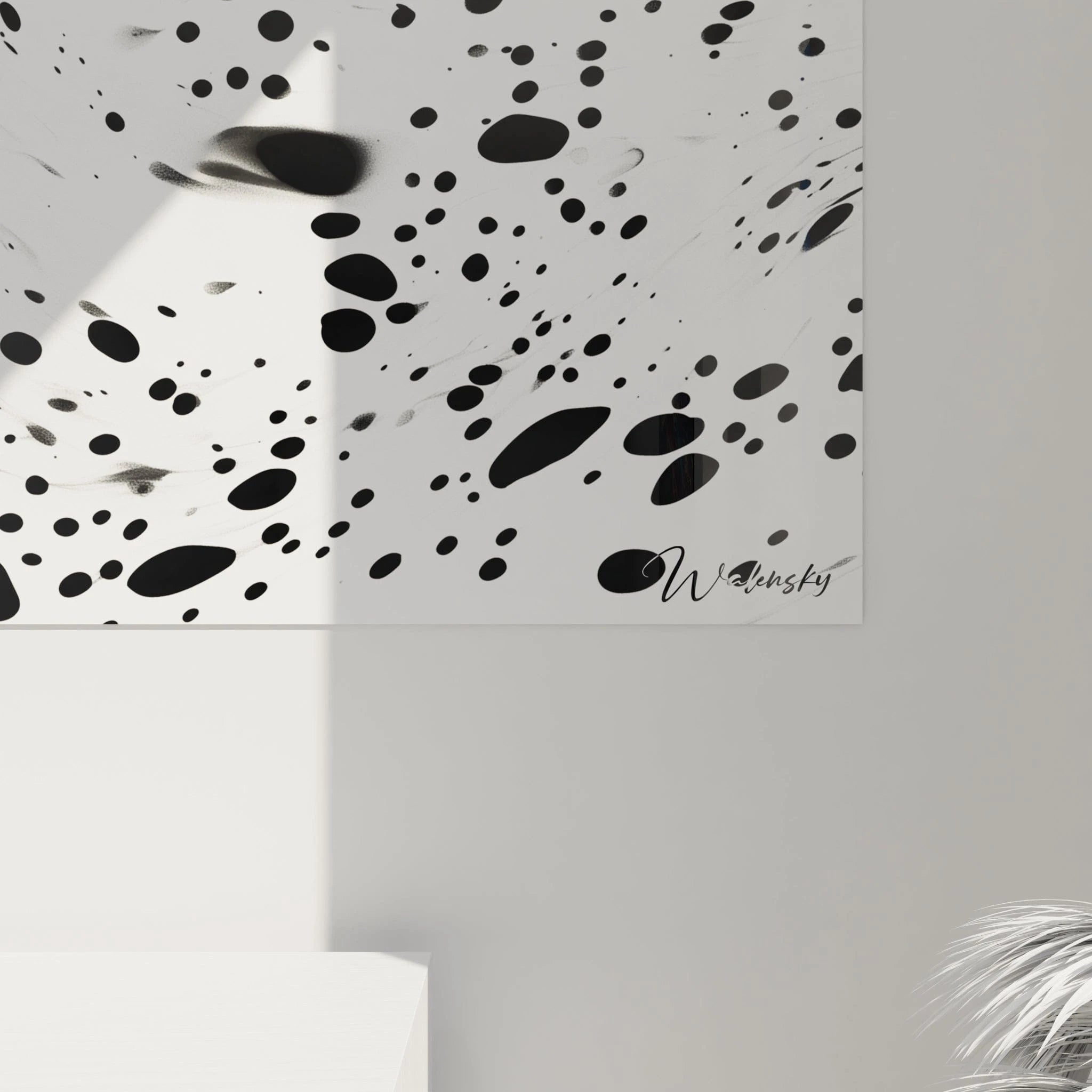 Tableau tacheté noir et blanc de Walensky, parfait pour ajouter une touche moderne à votre décoration d'intérieur