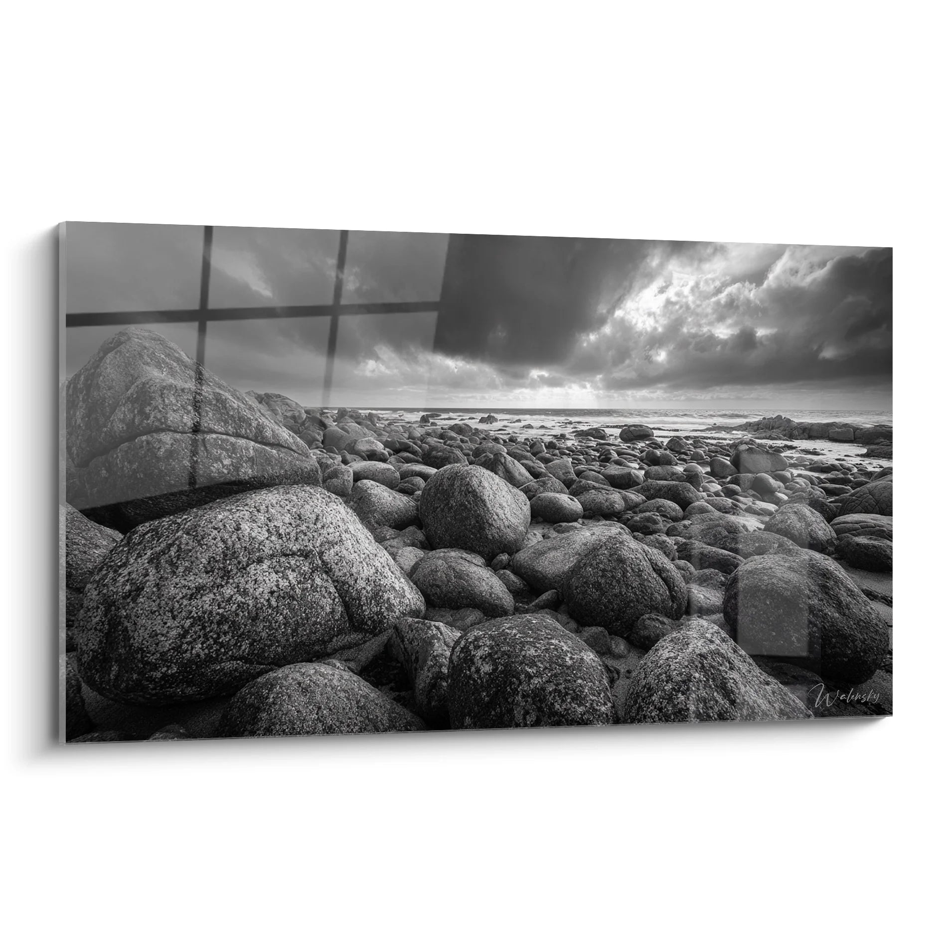 Tableau galets marins noir et blanc avec ciel nuageux dramatique pour décoration murale zen