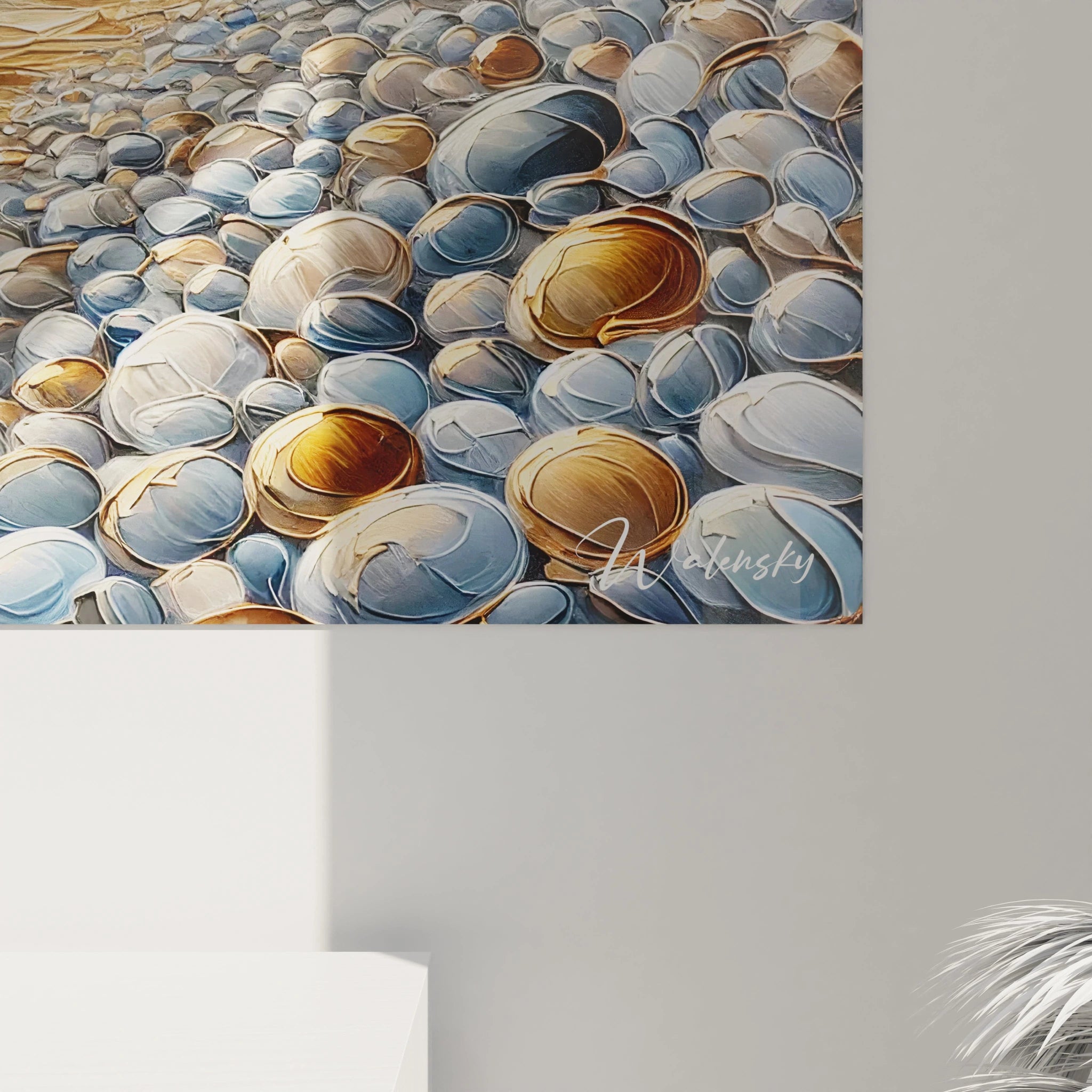 Une vue de près du tableau Plage met en valeur les détails texturés des galets et des vagues. Une invitation à ressentir la fraîcheur et la sérénité de ce littoral.