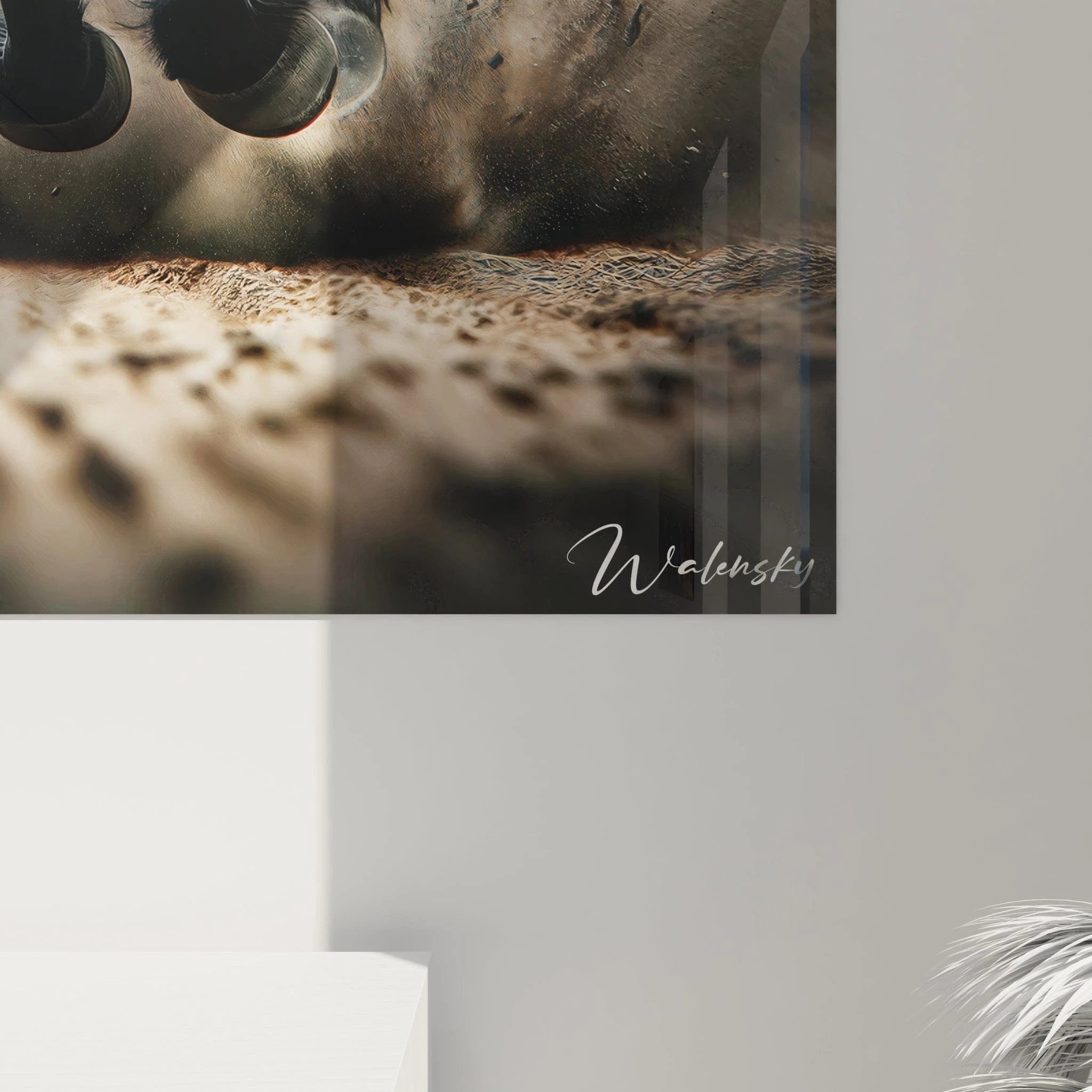 Un tableau d'animal présentant un cheval à la robe noire lustrée en plein galop face au spectateur. Sa crinière ébouriffée et ses sabots soulevant la poussière créent un effet de mouvement intense. L'arrière-plan de ciel tourmenté aux nuances grises et blanches encadre dramatiquement la scène sur sol sableux.