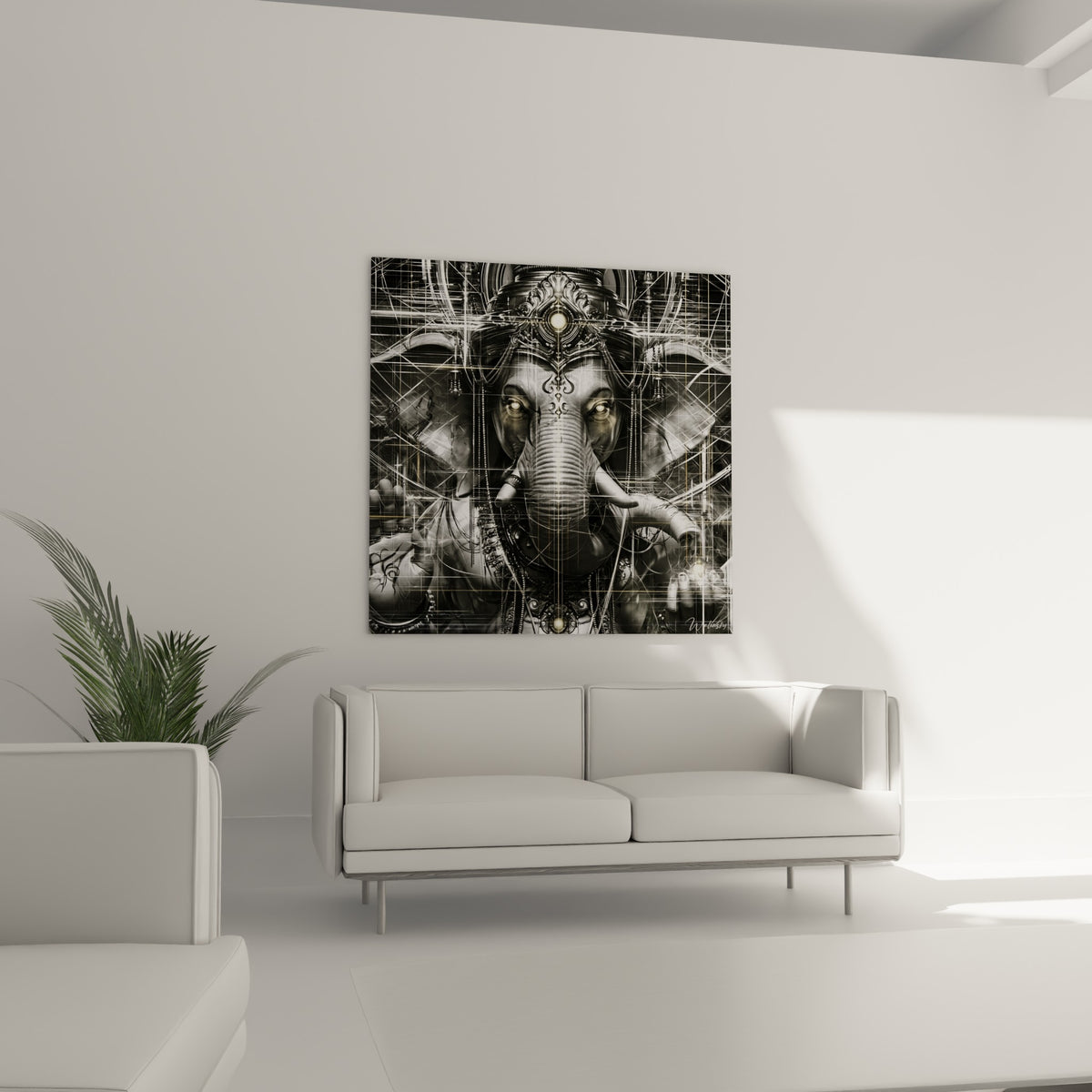 Visage sculpté de Ganesh argenté et doré au-dessus d'un canapé dans un salon lumineux