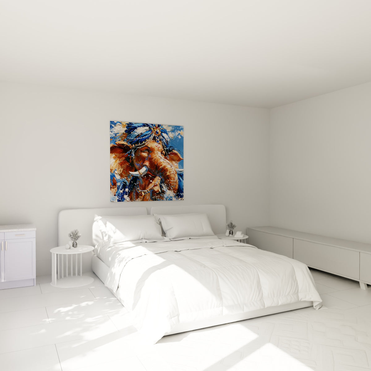 Divinité Ganesh brun et bleu roi accrochée au-dessus d'un lit dans une chambre claire