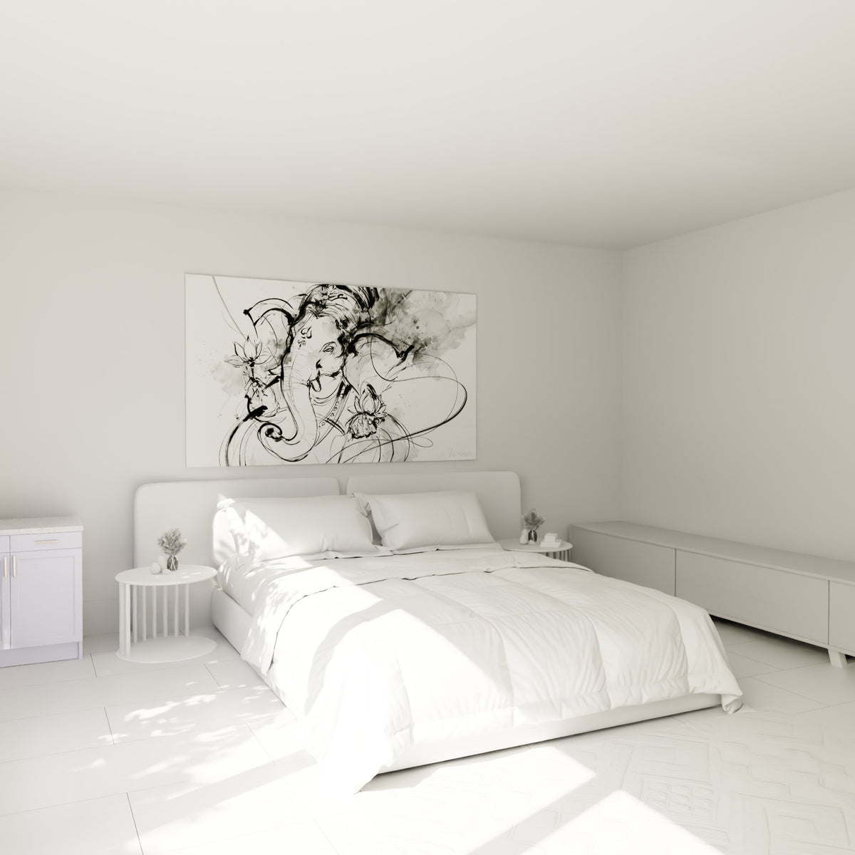 Profil de Ganesh en calligraphie noire et grise, au-dessus d'un lit dans une chambre claire