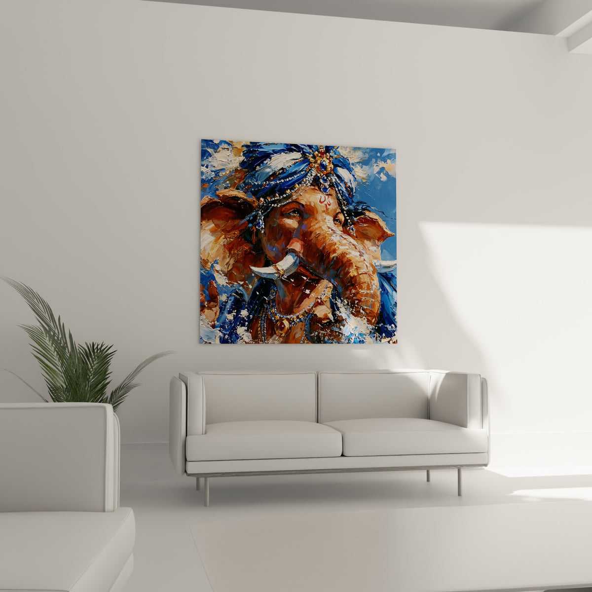 Portrait de Ganesh doré et bleu ciel suspendu au-dessus d'un canapé dans un salon lumineux
