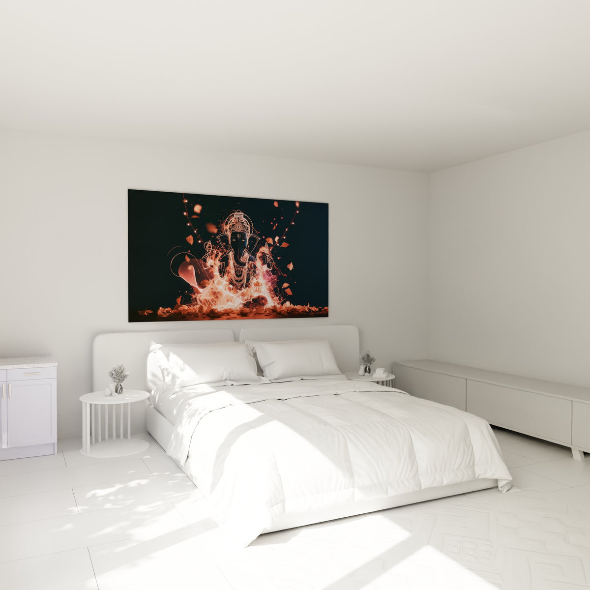 Divinité Ganesh aux flammes dorées et bleu marine accrochée au-dessus d'un lit dans une chambre claire