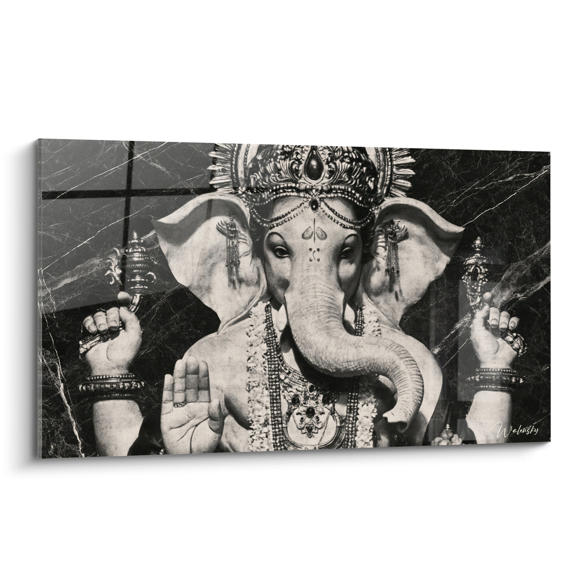 Ganesh sculpté ivoire aux bijoux dorés se détache sur un fond marbré anthracite
