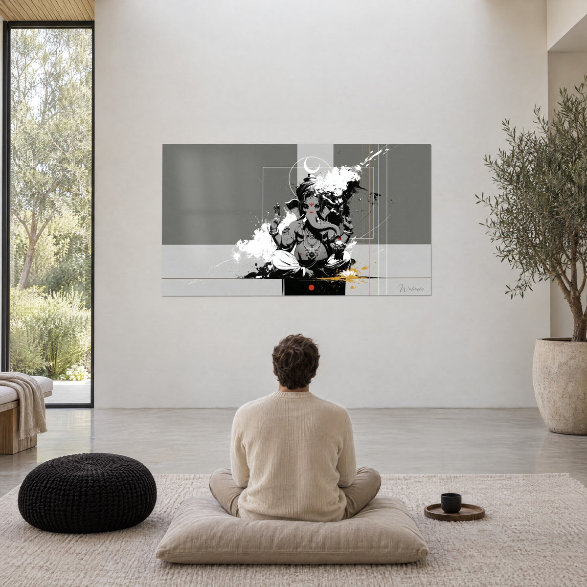 Gemälde Ganesha mit goldenem Lotus und rotem Kreis, graue und weiße Streifen, ein Mann von hinten meditiert auf einem Kissen, großes, schlichtes Wohnzimmer