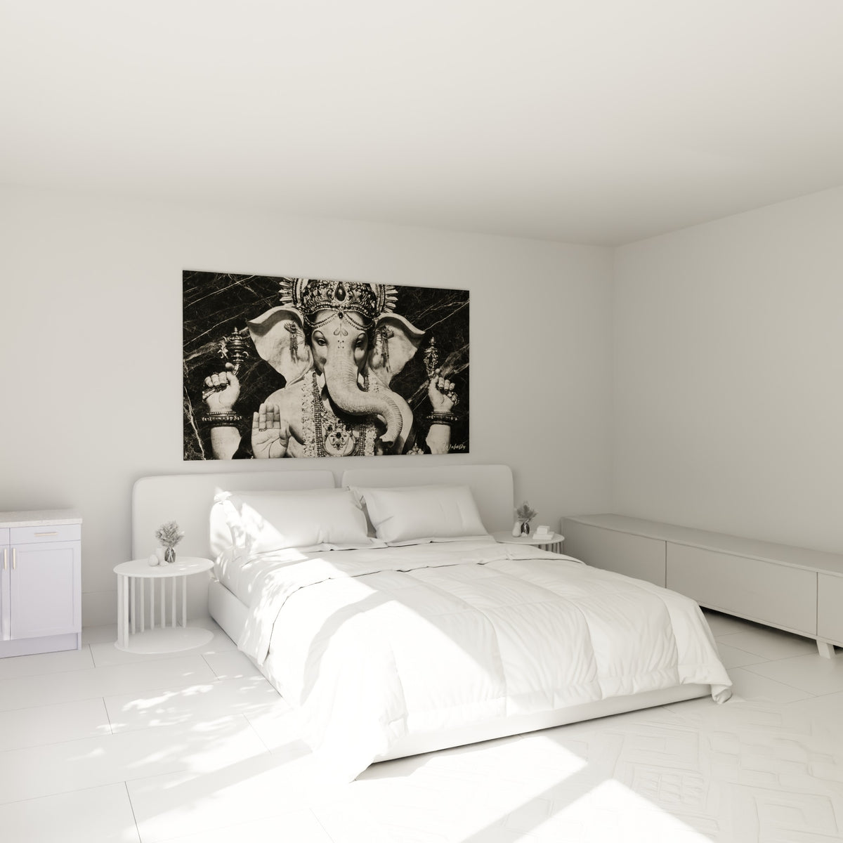 Divinité Ganesh en noir et blanc au-dessus d'un lit dans une chambre claire