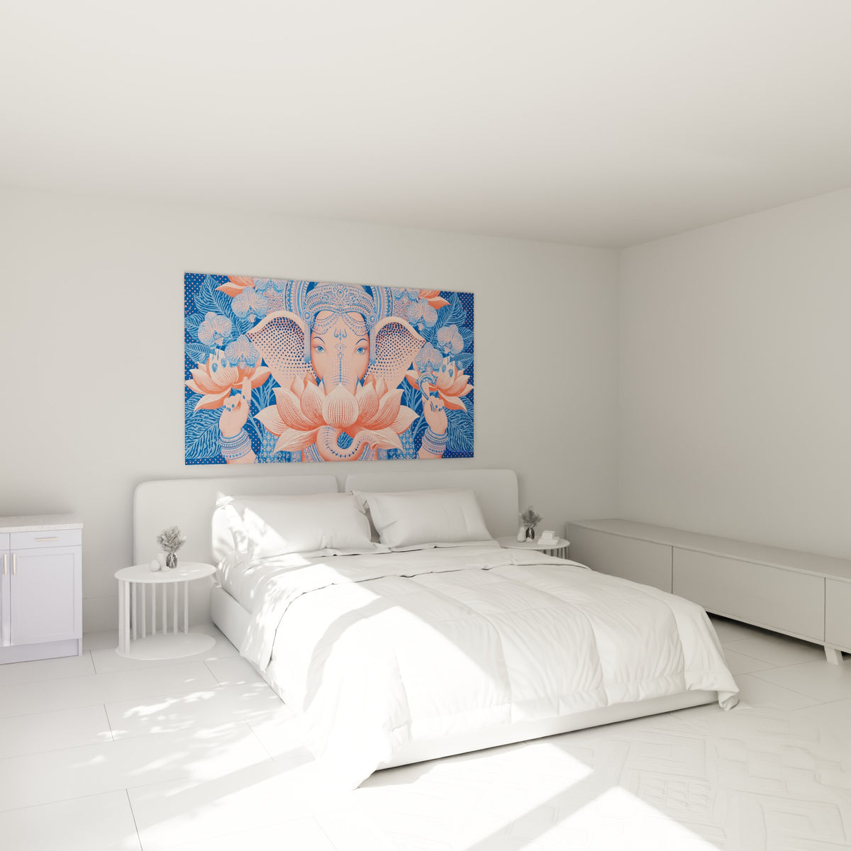Divinité Ganesh corail aux motifs bleu marine et fleurs de lotus, au-dessus d'un lit dans une chambre claire