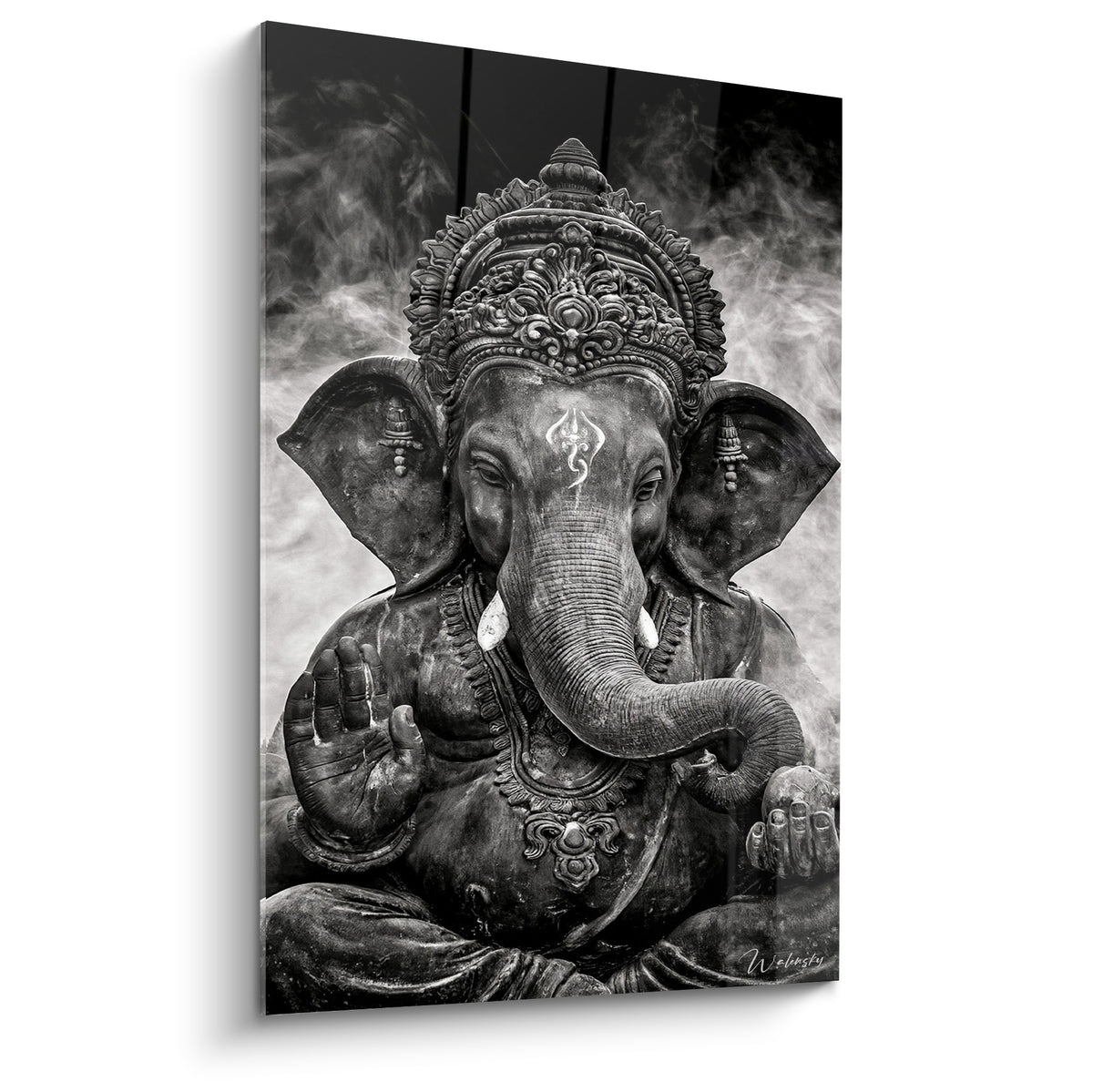 Ganesh sculpté en gris et noir, main levée, entouré de volutes de fumée blanche