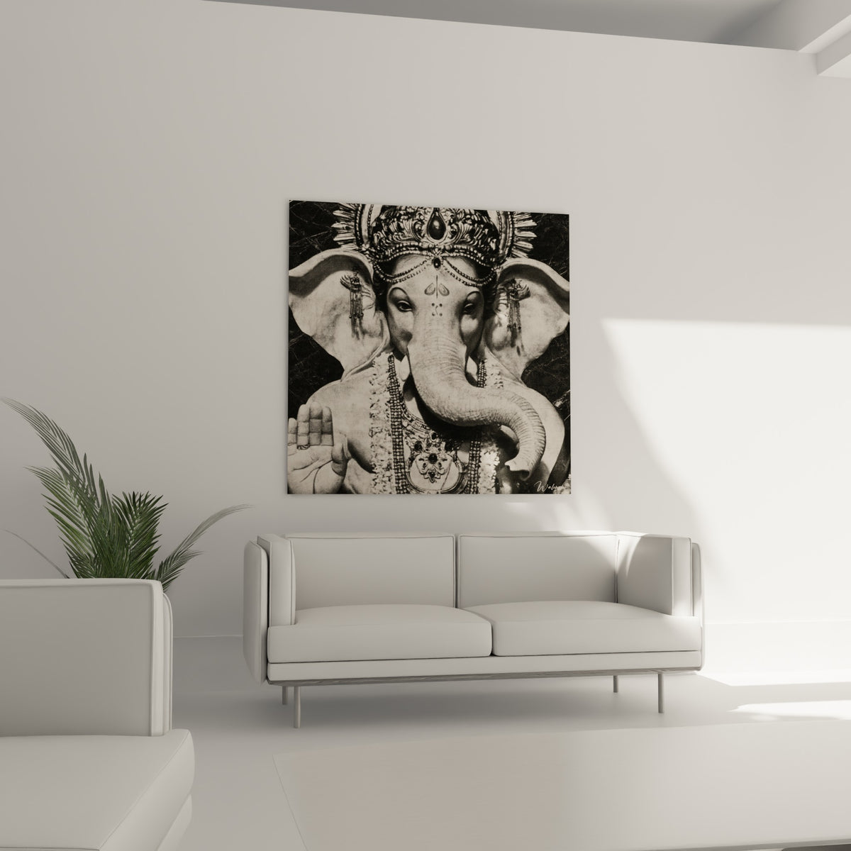 Ganesh en noir et blanc, couronne dorée sculptée, trompe détaillée, au-dessus d'un canapé dans un salon lumineux
