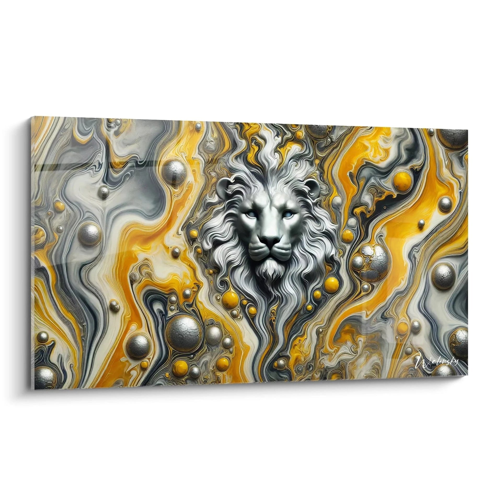 Vue de biais du tableau style epoxy montrant l'intensité du lion. Ses couleurs dorées et argentées se mêlent à des formes organiques, créant un effet de profondeur et de puissance saisissant.