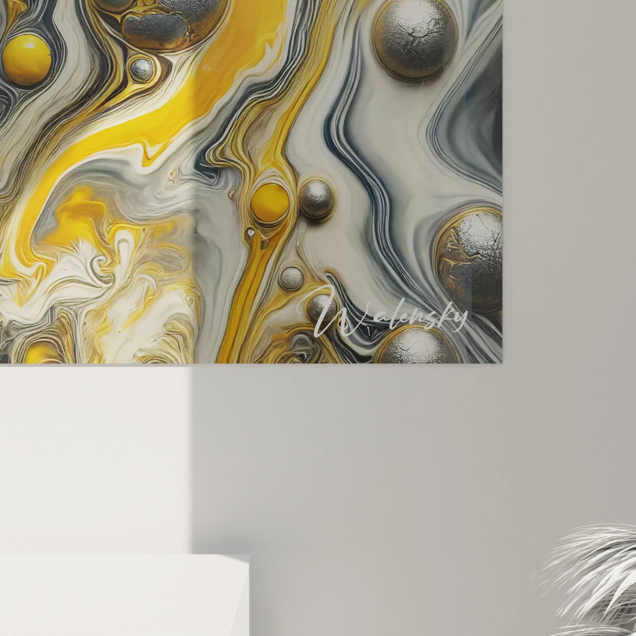 Vue rapprochée du tableau style epoxy. Les détails du lion sont magnifiés par les textures fluides et les couleurs métalliques, créant un effet tridimensionnel hypnotique et captivant.