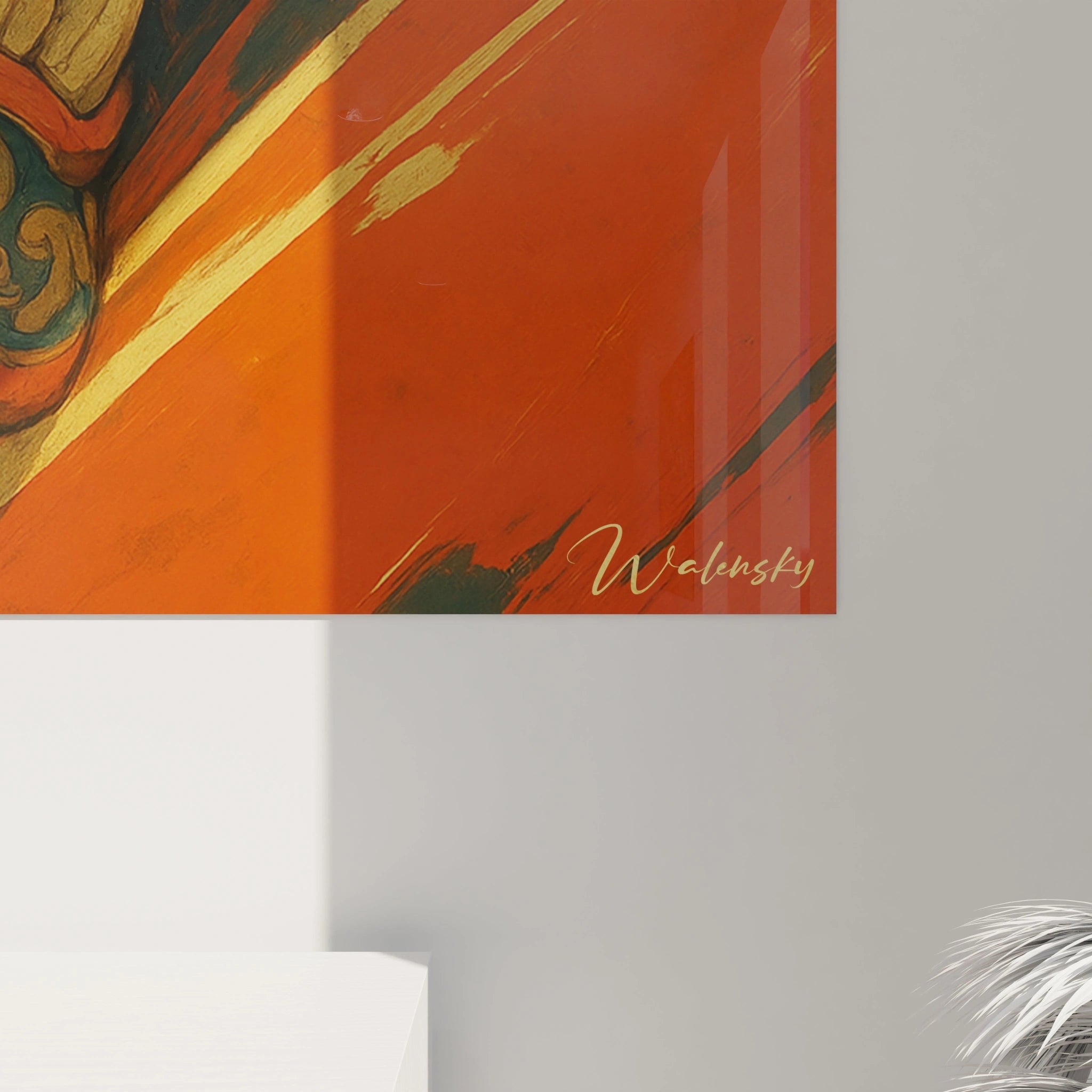 Un tableau masque japonais décoratif illustrant un démon avec volutes bleues et dorées sur surfaces orange vif, créant un contraste saisissant entre l'intensité du regard, les dents acérées et les motifs ornementaux traditionnels du folklore nippon.