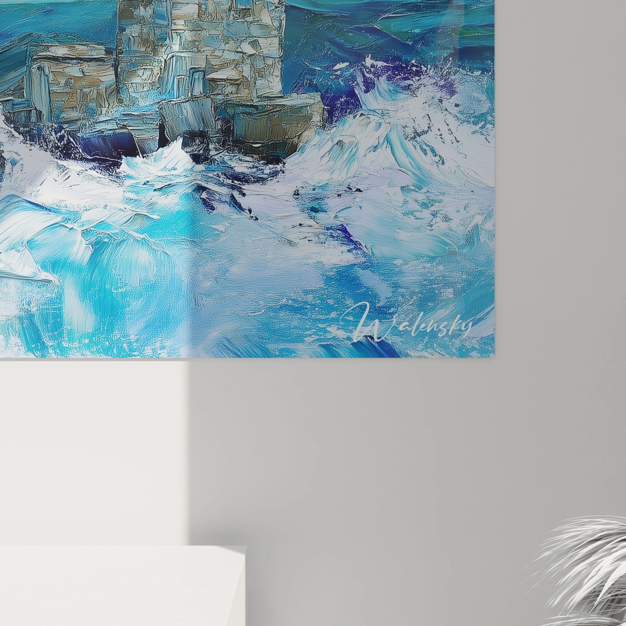 Tableau d'art marin montrant un phare traditionnel en pierre entouré par des vagues bleues violentes et écumeuses, peint avec des textures épaisses créant du relief sur les flots, équilibrant les tons froids de l'océan et les teintes chaudes de la structure.