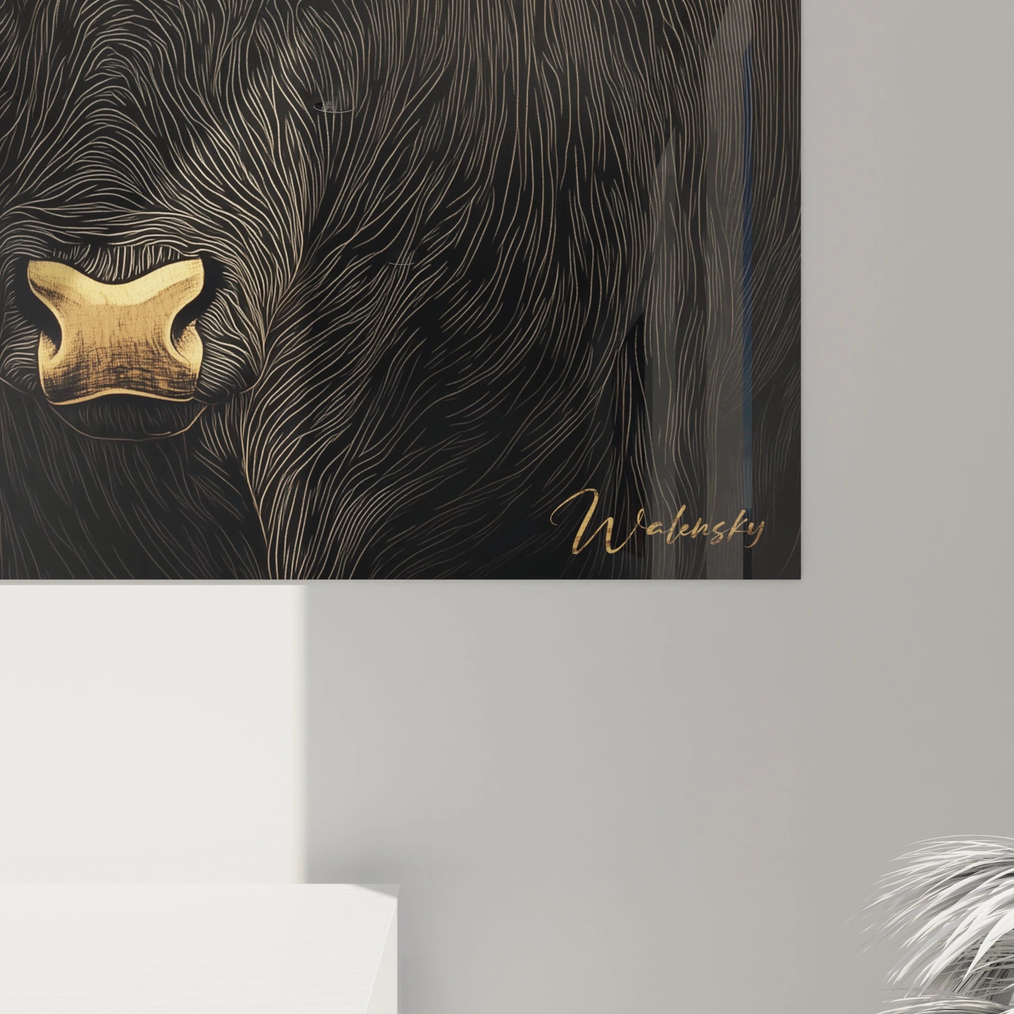 Un tableau taureau aux contrastes saisissants montrant deux spécimens noirs aux yeux dorés perçants. Les silhouettes minutieusement texturées par des lignes fines se détachent sur un fond ondoyant sombre, tandis que les cornes et museaux dorés apportent un éclat luxueux à l'ensemble.