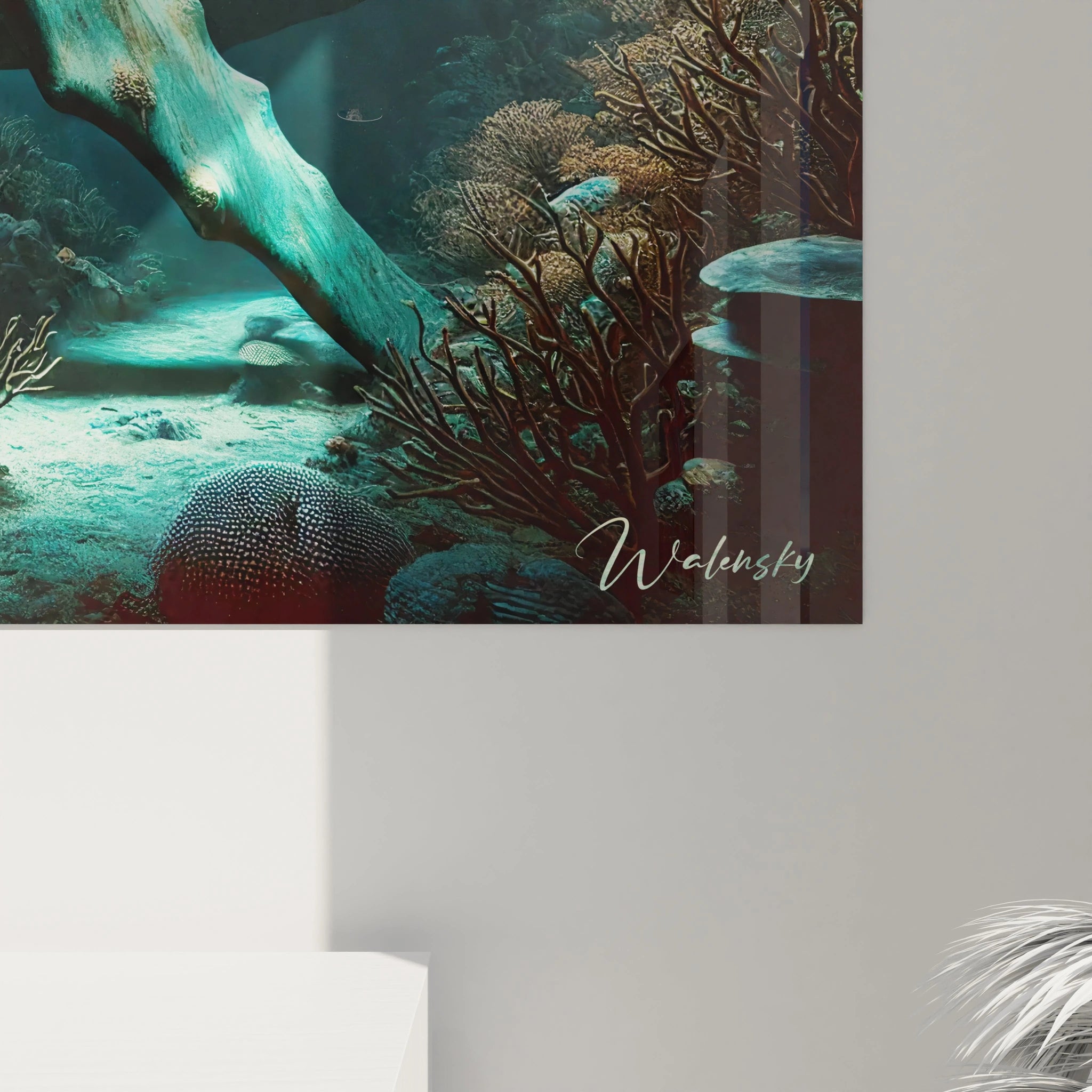 Une vue rapprochée du tableau baleine révèle les détails minutieux de l’œuvre. Chaque pli de la peau de la baleine et la lumière pénétrant l’eau créent une scène captivante et contemplative.