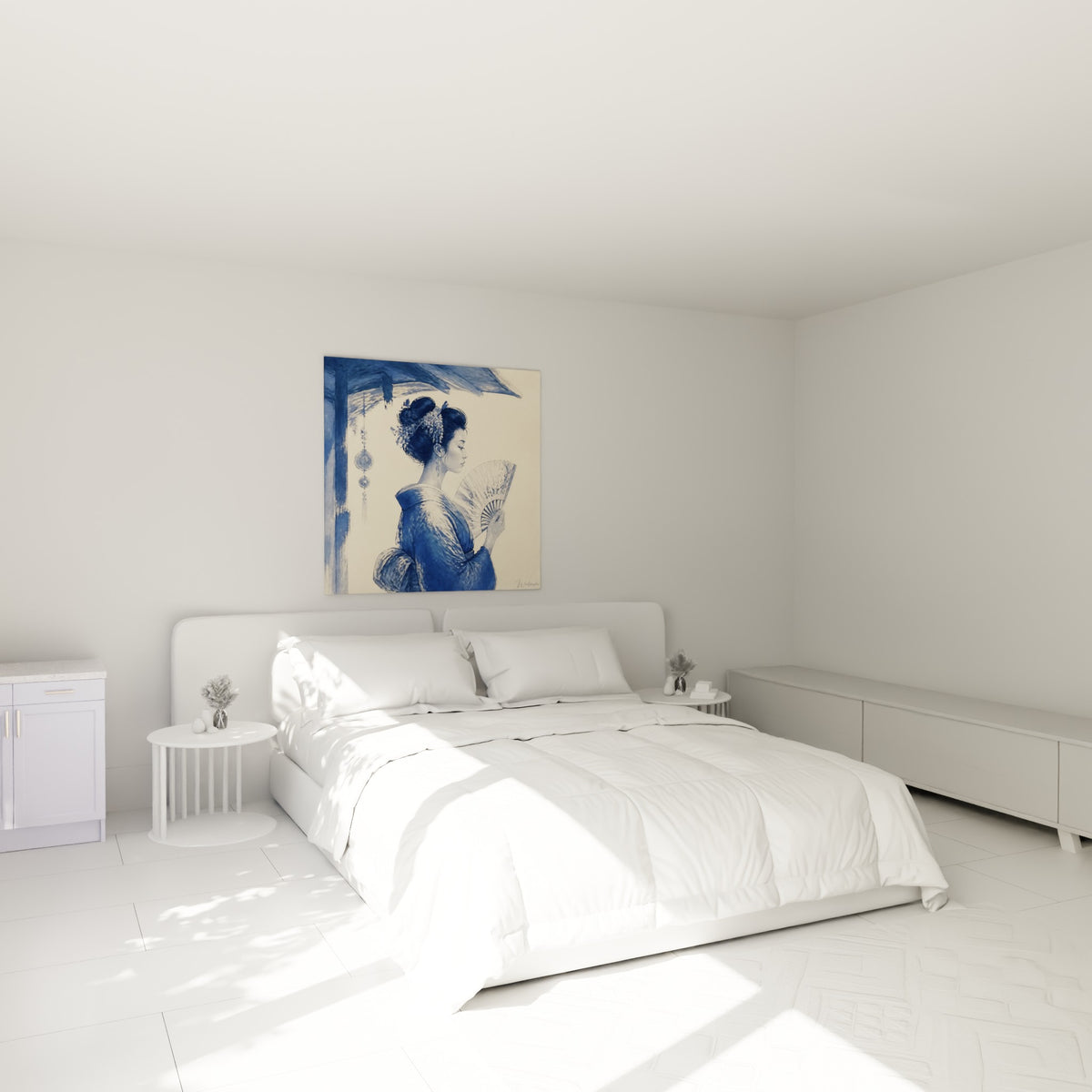 Silhouette de geisha bleu marine et ivoire accrochée au-dessus d'un lit dans une chambre claire