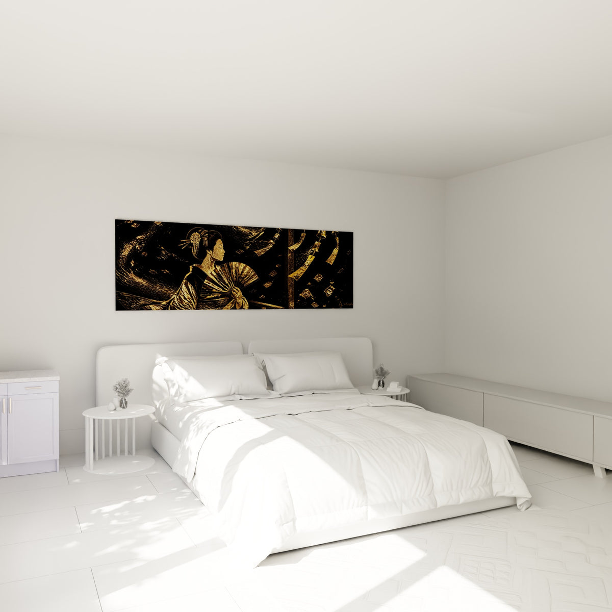 Silhouette dorée de geisha à l'éventail sur fond noir, accrochée au-dessus d'un lit dans une chambre claire