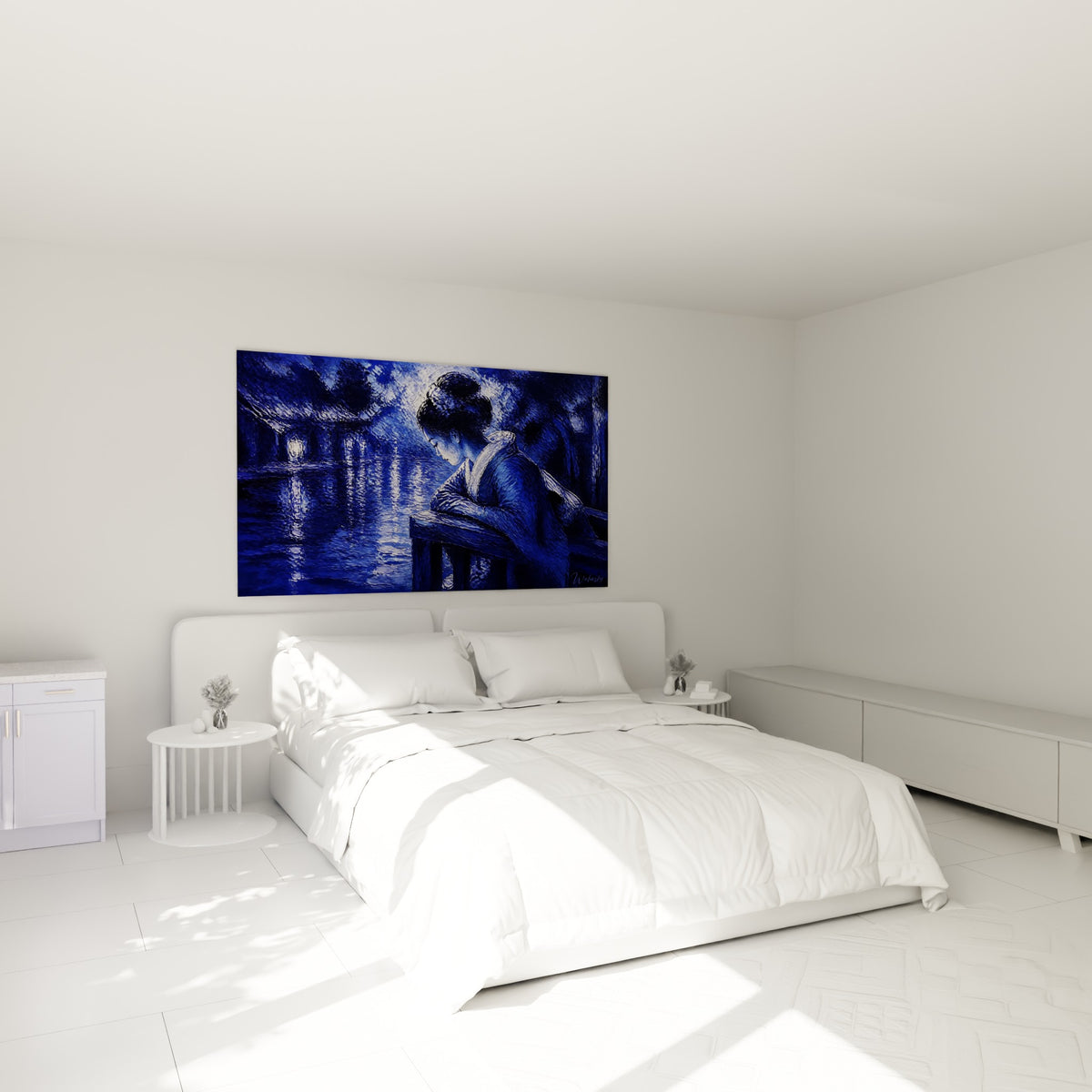 Silhouette de geisha bleu indigo penchée sur un balcon, accrochée au-dessus d'un lit dans une chambre claire