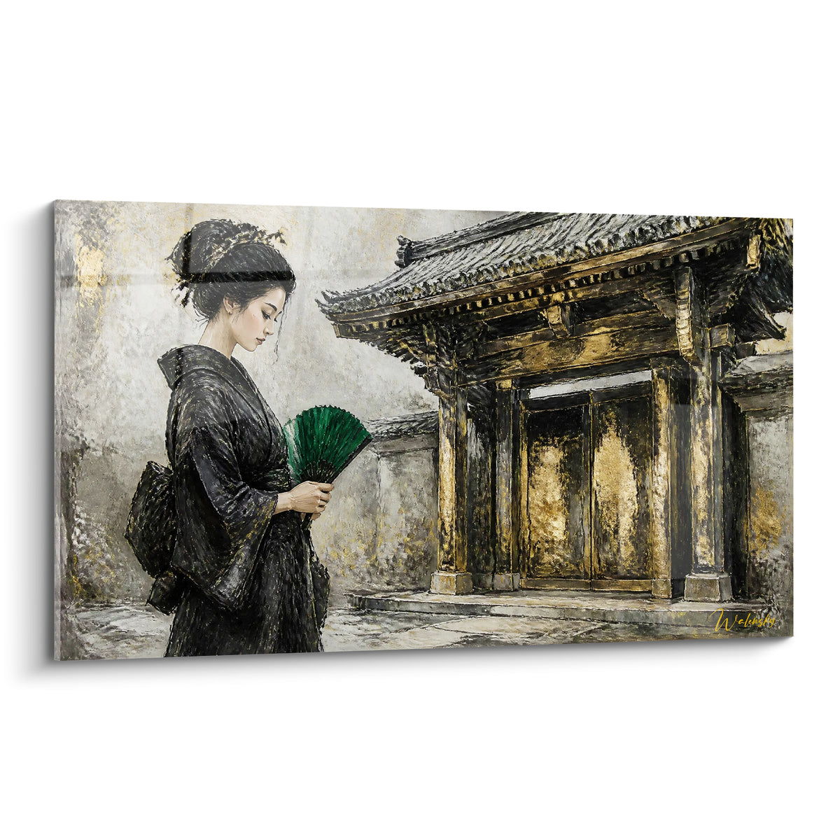 Geisha en kimono noir et doré, éventail vert, devant un portail de temple japonais patiné