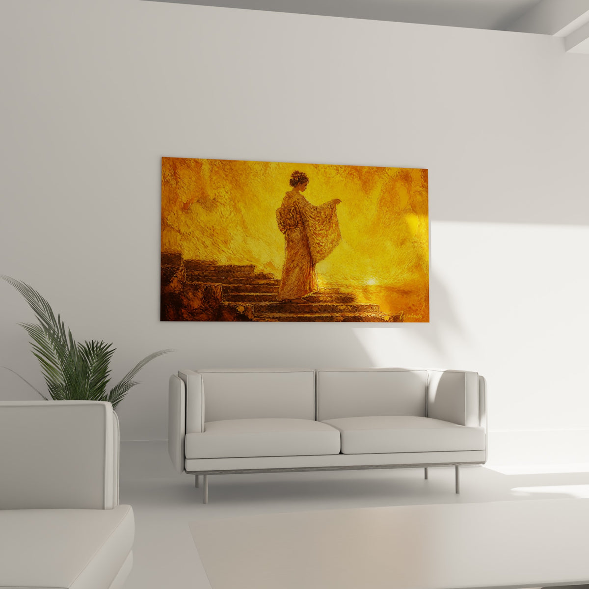 Femme en kimono ocre et doré sur des marches sombres, geste délicat du bras, au-dessus d'un canapé dans un salon lumineux