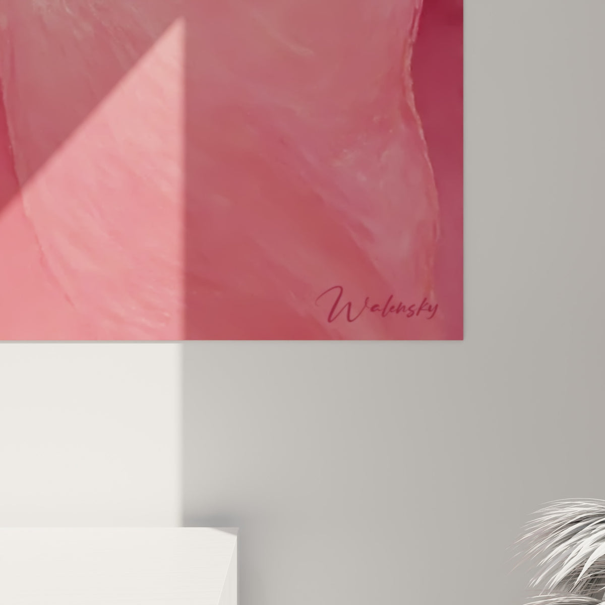 Empâtements du kimono rose et plis texturés du tissu fauve visibles en détail sur la toile accrochée
