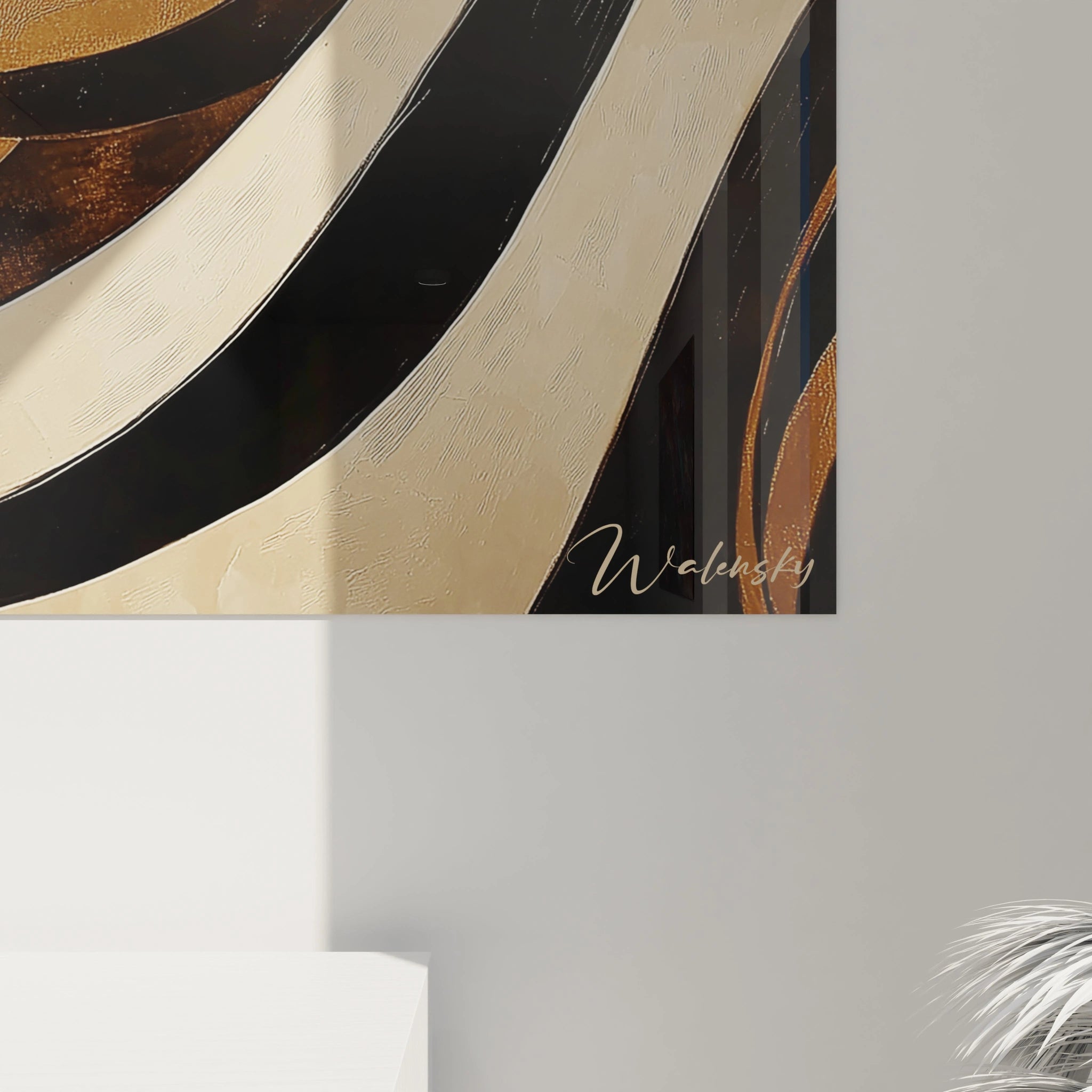 Tableau africain mural abstrait avec motifs noirs et dorés signé Walensky pour décoration moderne