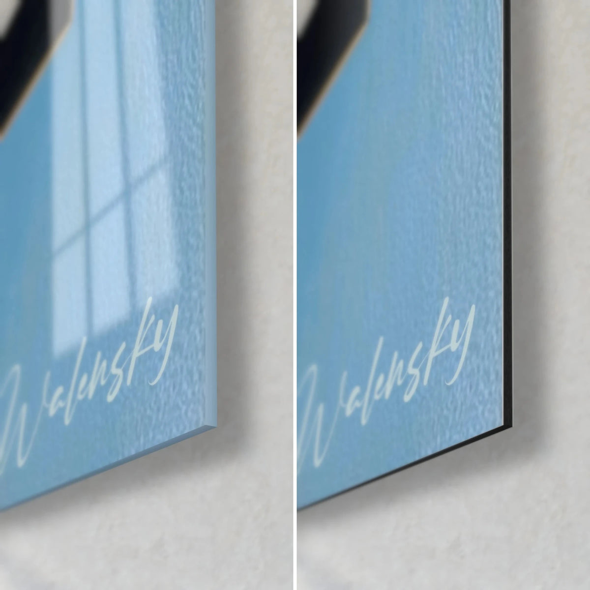 Tableau synthèse géométrique bleu ciel et noir, coin bas droit : verre brillant à gauche, Dibond mat à droite, tranche de 3 mm