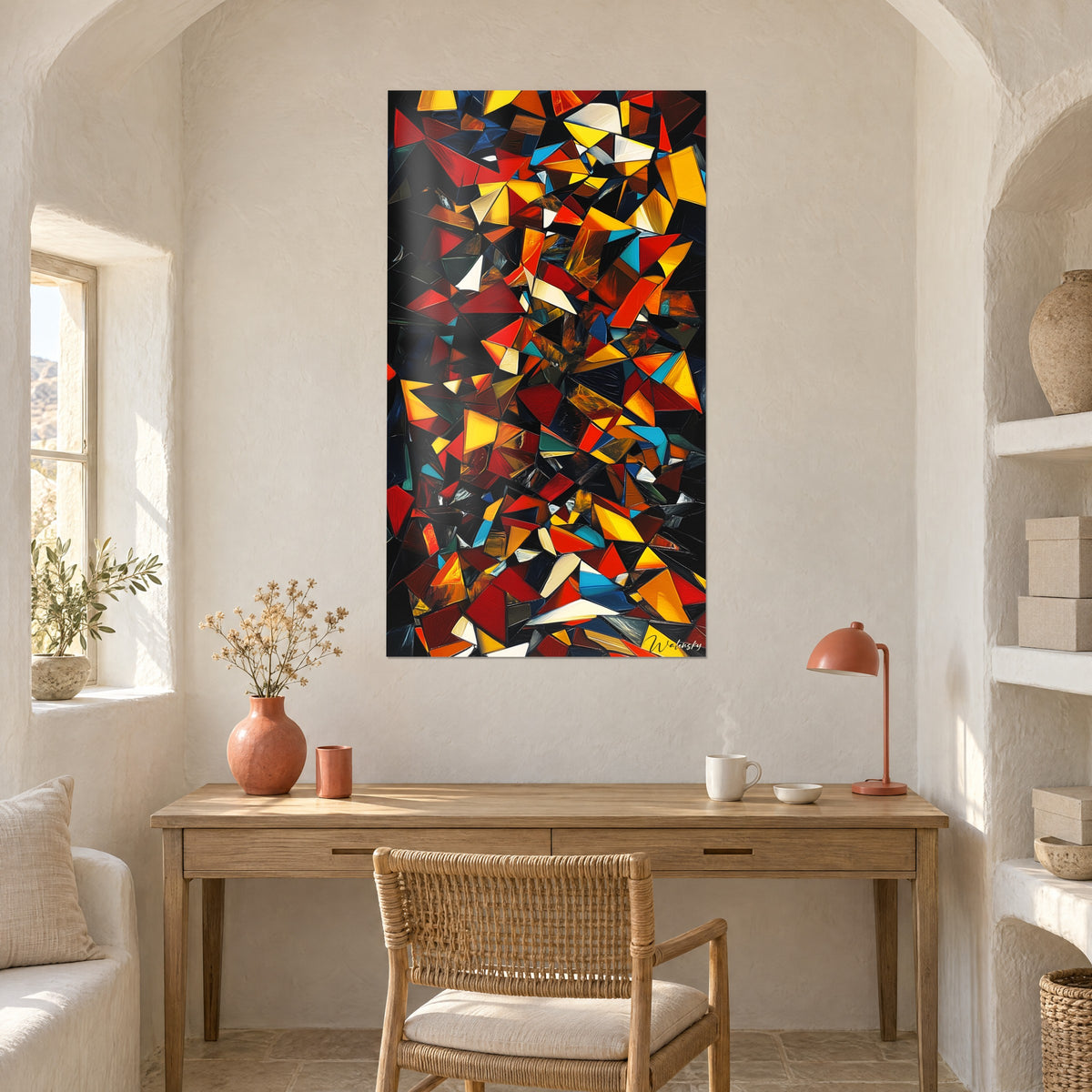 Tableau vitrail abstrait aux éclats jaune citron et rouge brique, fond noir, mur chaulé au-dessus d'un bureau en bois clair