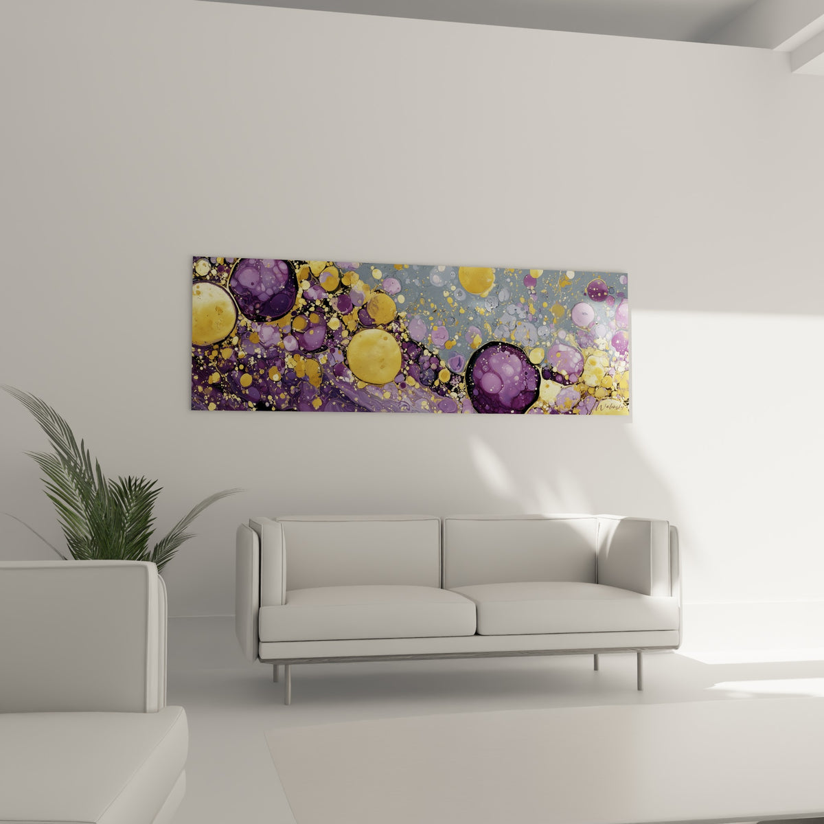 Cercles gris bleuté et dorés de ce tableau géométrique abstrait au-dessus d'un canapé dans un salon lumineux