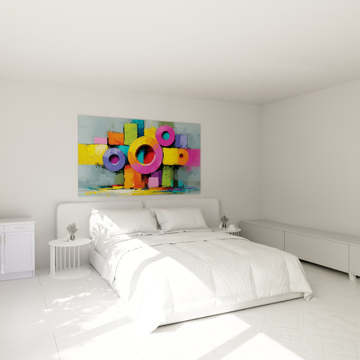 Cercles fuchsia et blocs colorés du tableau géometrique abstrait au-dessus d'un lit dans une chambre claire