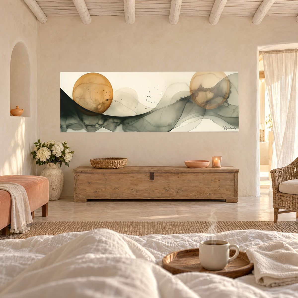 Cuadro con lunas cobrizas sobre olas de tinta grises y crema, colgado en alto, encima de una cama en un dormitorio luminoso