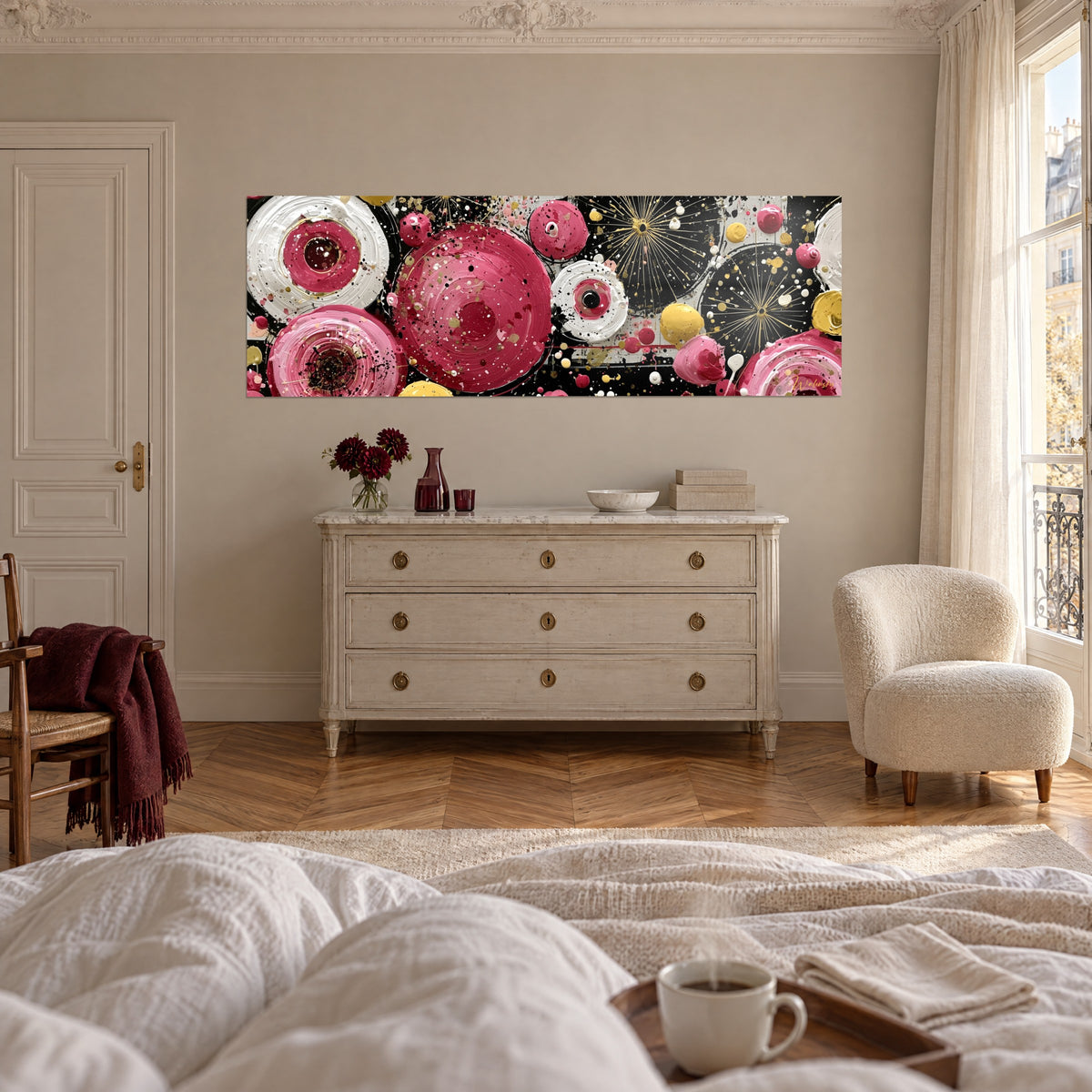 Quadro con mandala lampone e bianchi a impasto spesso, gocce dorate su fondo nero, sopra un letto in una camera luminosa