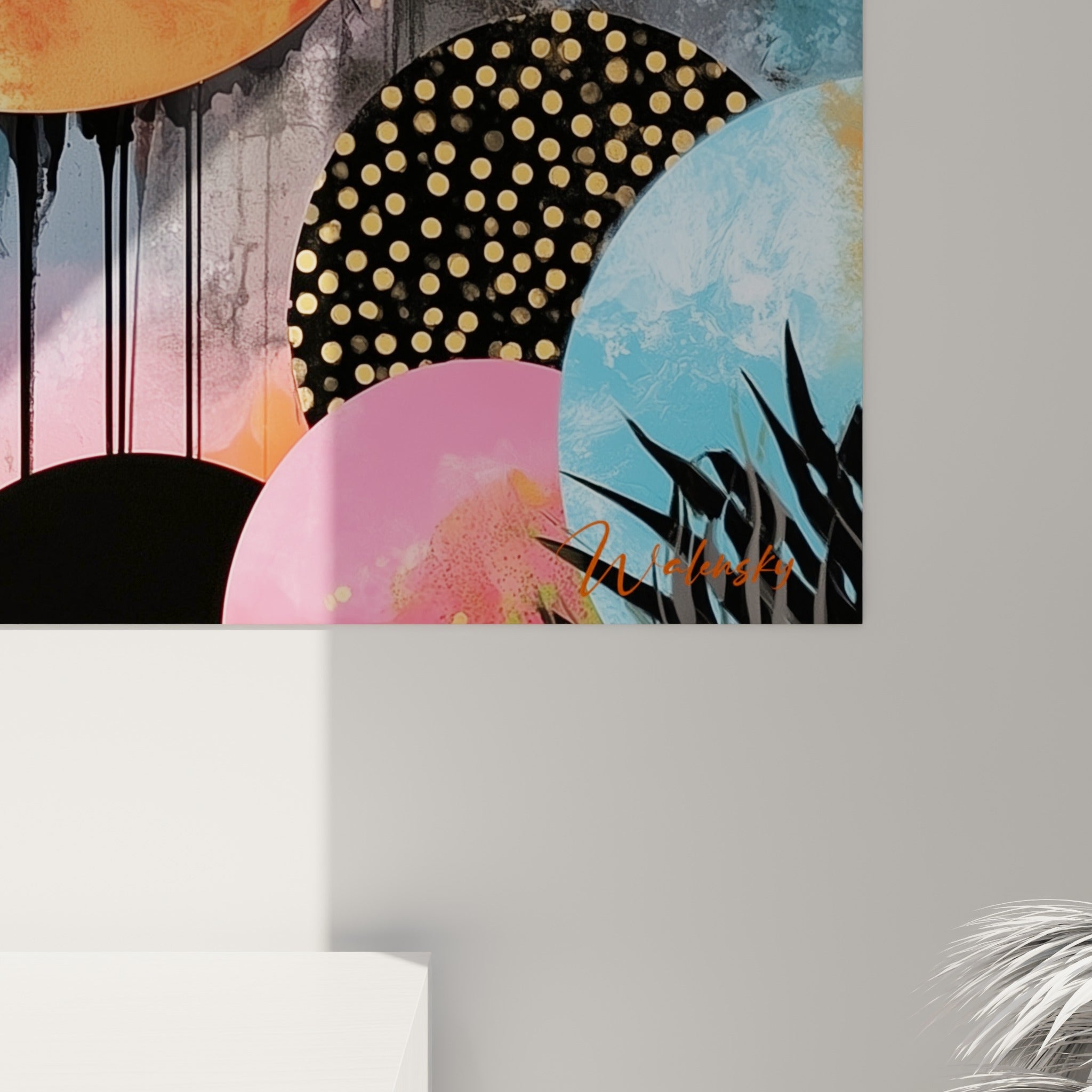 Empâtements orangés et coulures noires visibles de près sur ce tableau géométrique abstrait aux teintes fuchsia et turquoise