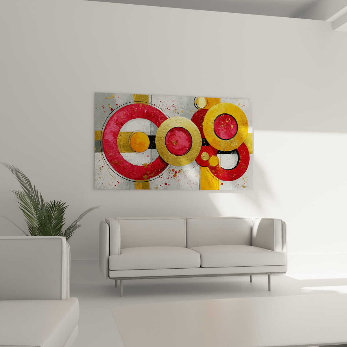 Composition de cercles bordeaux et jaune moutarde imbriqués au-dessus d'un canapé dans un salon lumineux