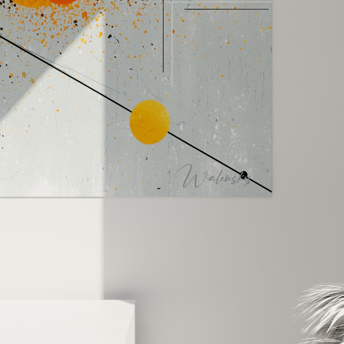 Grain de peinture visible sur les cercles concentriques bleu marine et éclaboussures orange de ce tableau géométrique abstrait