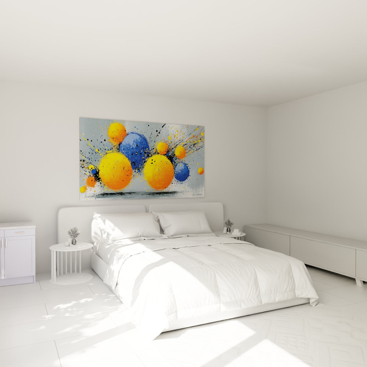 Sphères orange vif et bleu ciel projetées avec éclaboussures noires, au-dessus d'un lit dans une chambre claire