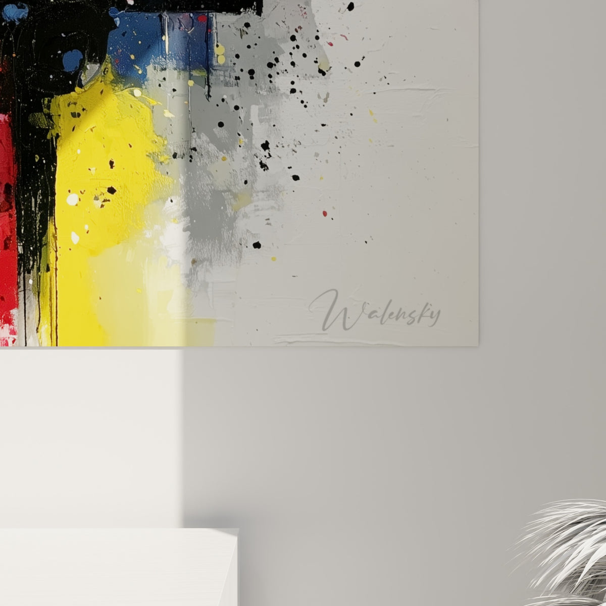 Empâtements épais de peinture bleue et jaune, éclaboussures noires visibles sur la toile géométrique