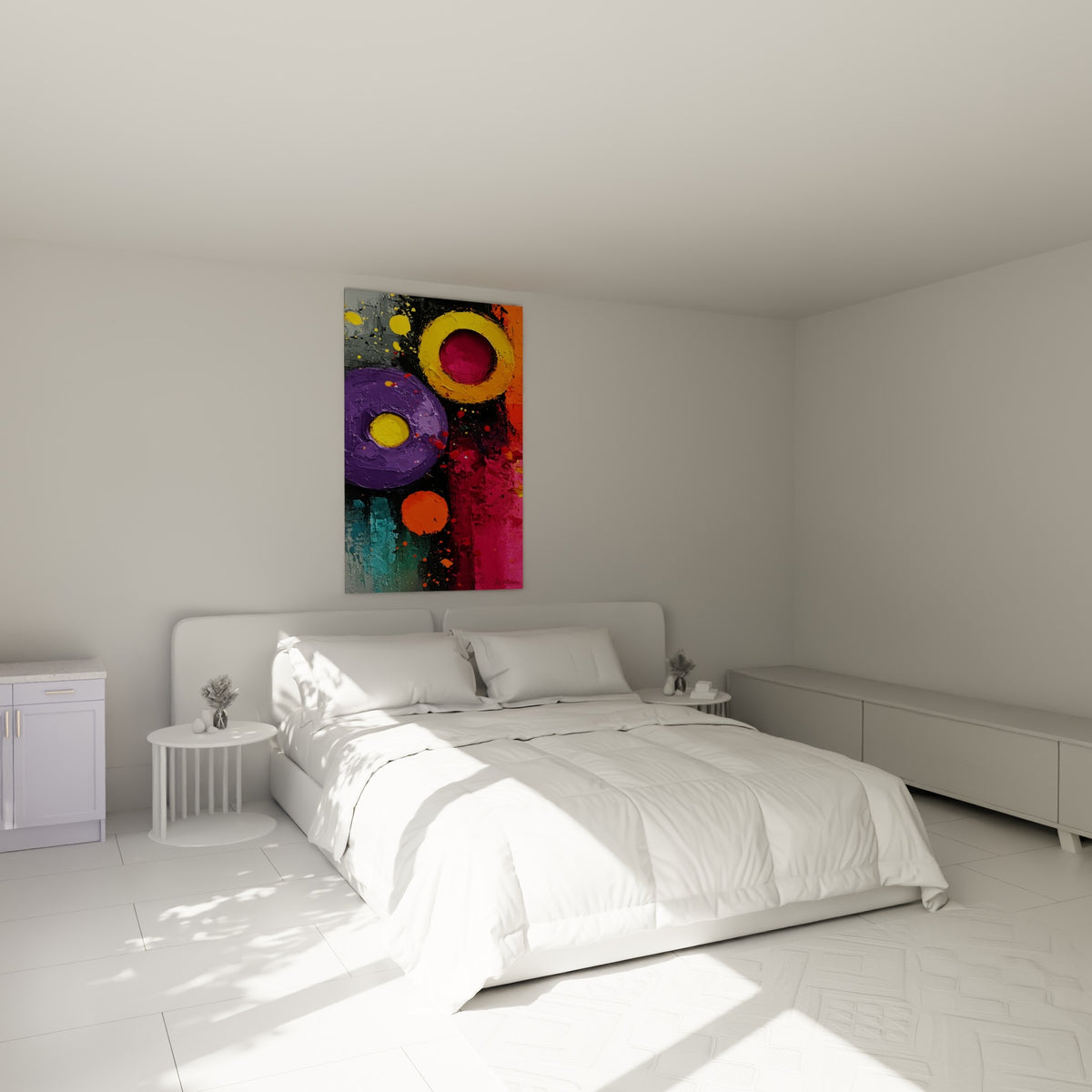 Cercles jaune doré et fuchsia du tableau géometrique abstrait au-dessus d'un lit dans une chambre claire