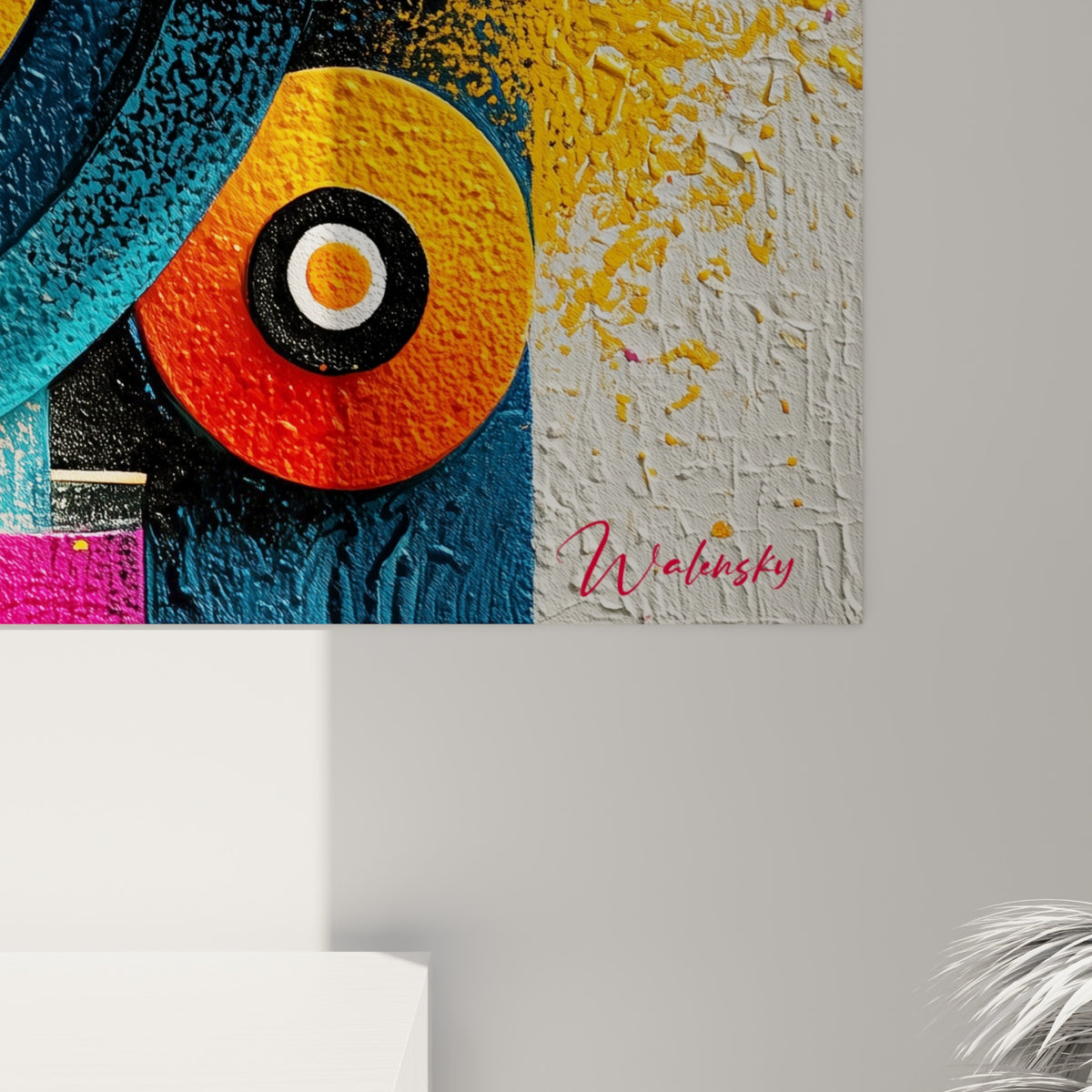 Empâtements colorés en jaune, magenta et bleu canard visibles en relief sur la toile accrochée