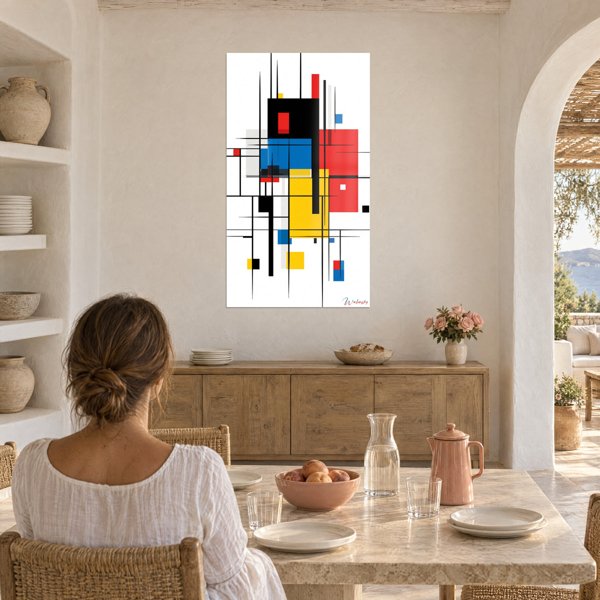 Πίνακας αφηρημένης τέχνης με κόκκινα, κίτρινα και μπλε επίπεδα πλεγμένα με μαύρες γραμμές, γυναίκα καθισμένη από την πλάτη κοντά σε λευκή αψίδα