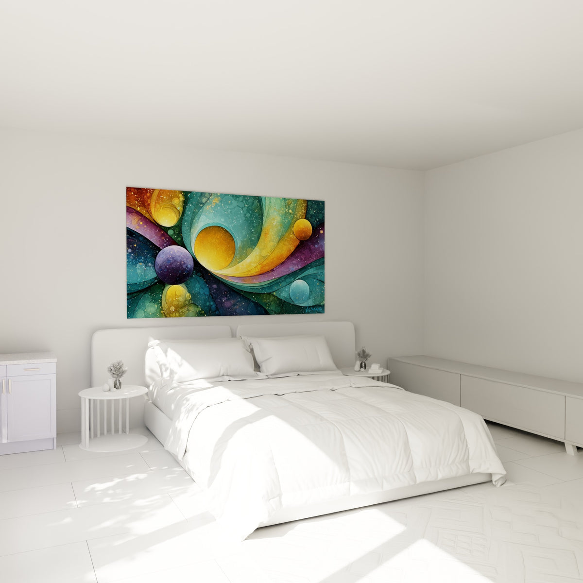 Sphères dorées et violettes en spirale cosmique accrochées au-dessus d'un lit dans une chambre claire