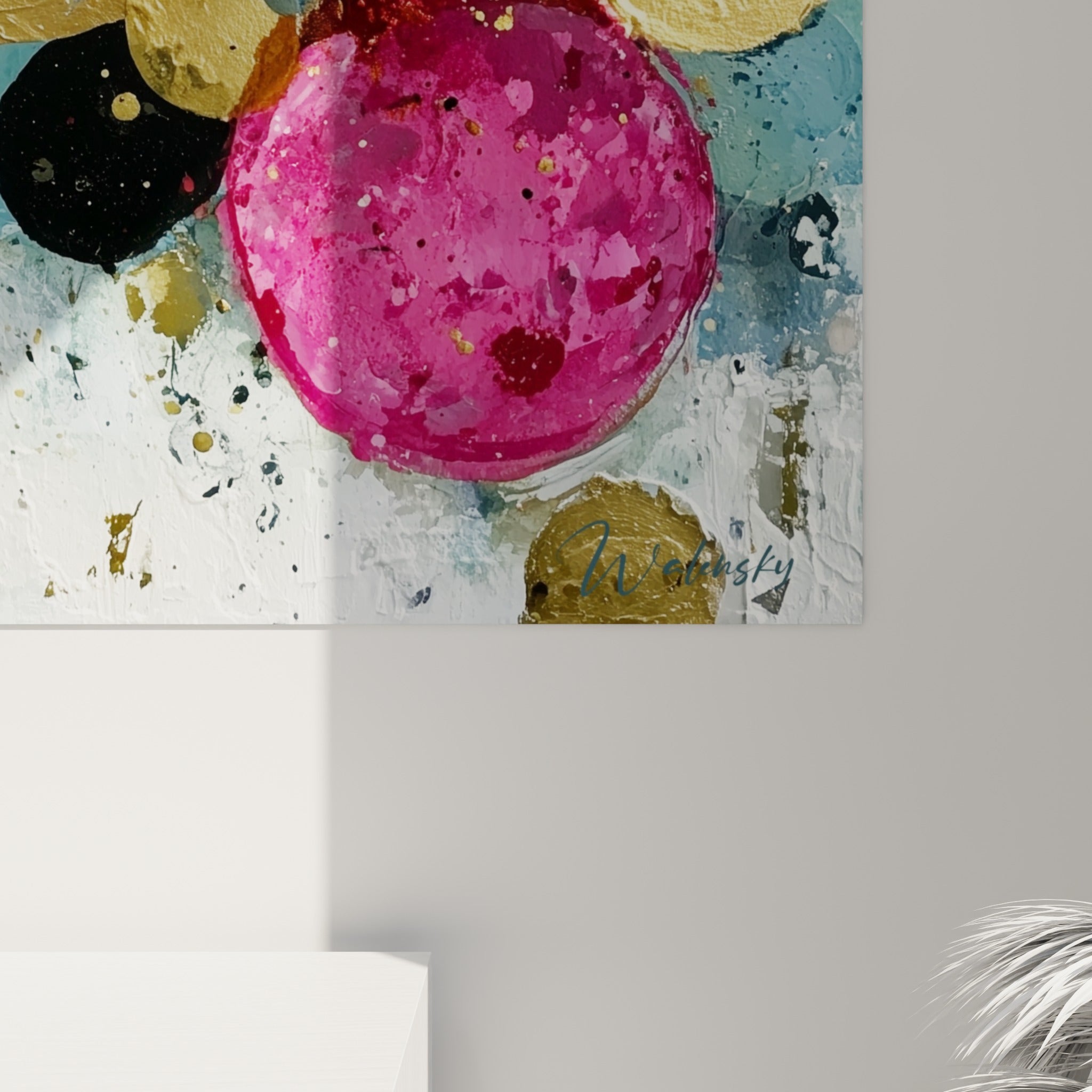 Empâtements dorés et coulures magenta visibles de près sur ce tableau géometrique abstrait accroché au mur